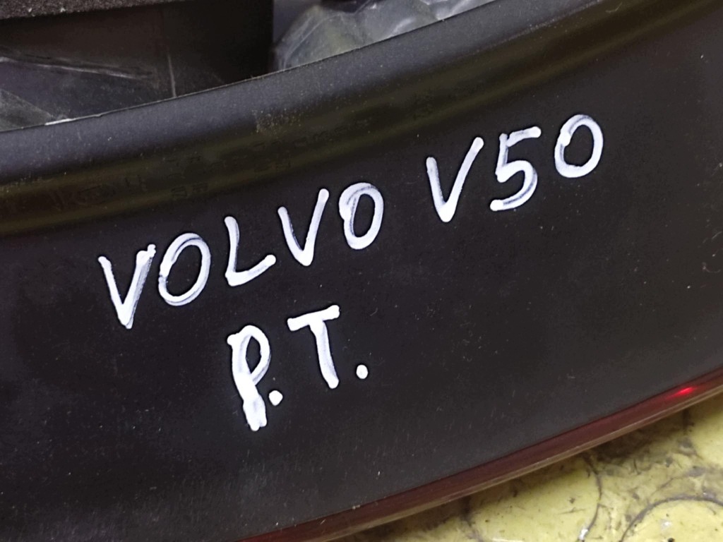 VOLVO V50 feu droite arrière 30678748