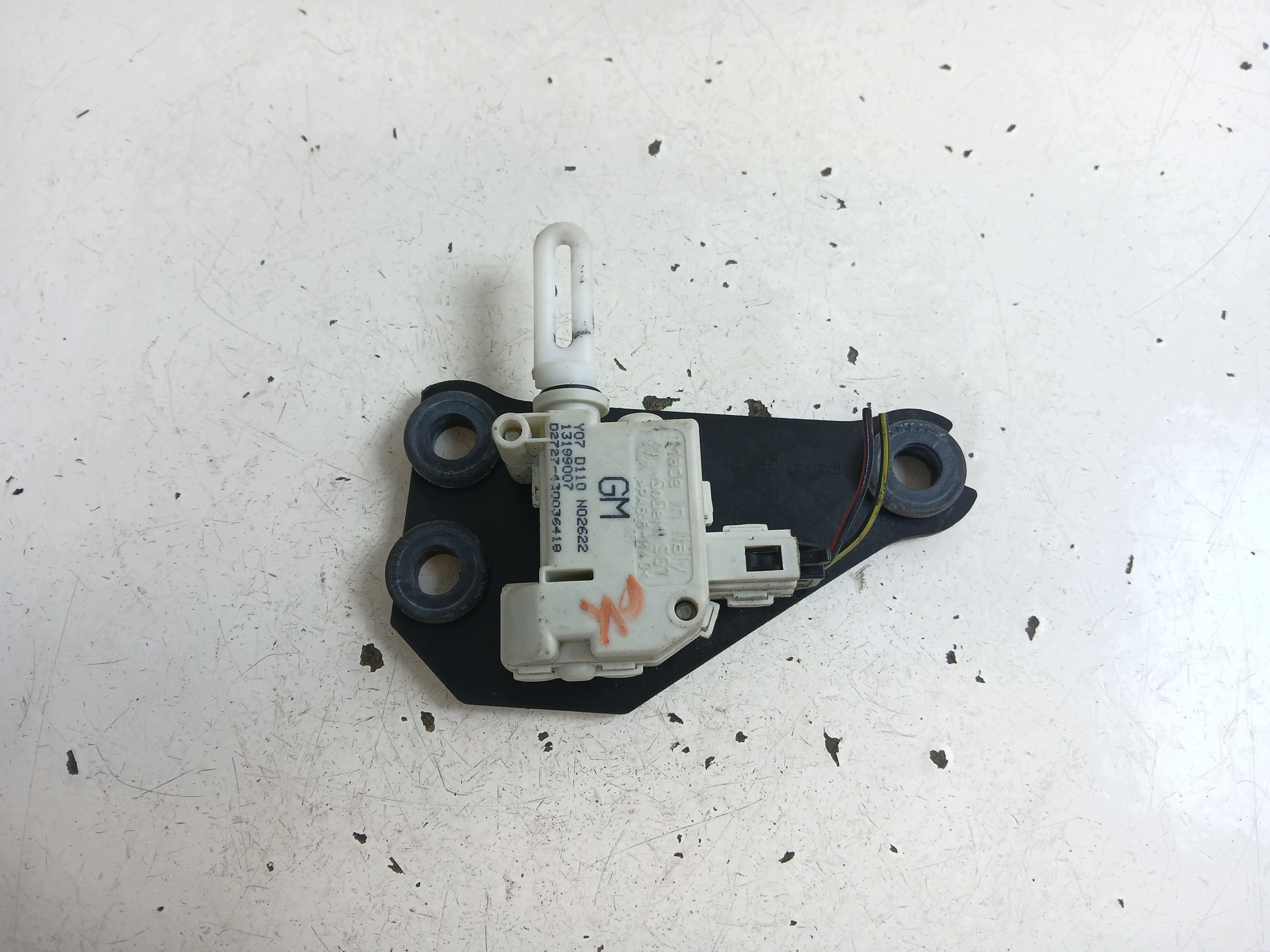 OPEL MERIVA A damper of a lock bonnet boot 13199007