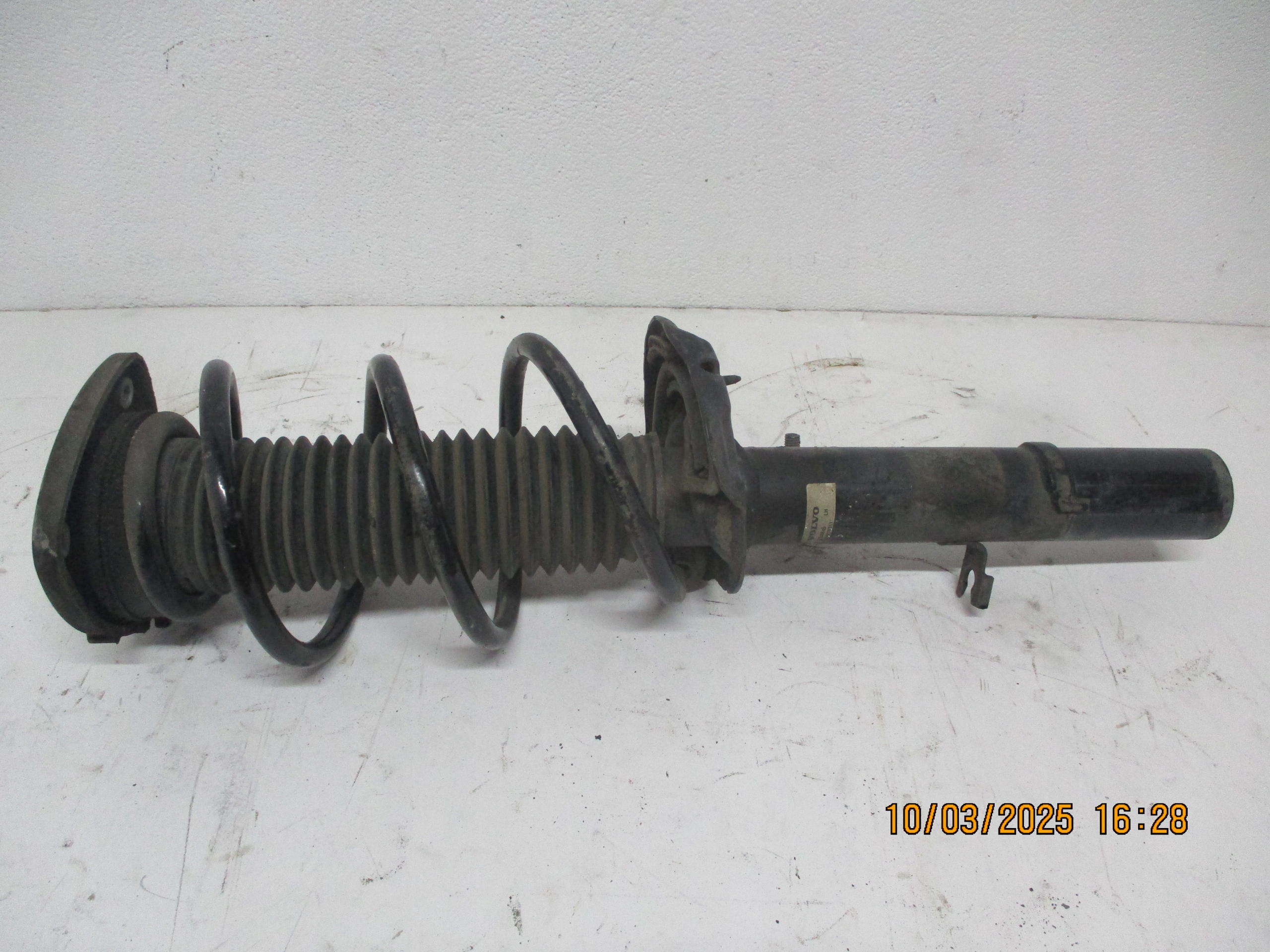 shock absorber amor front right left VOLVO XC40 II 2,0D 32246645 32246646