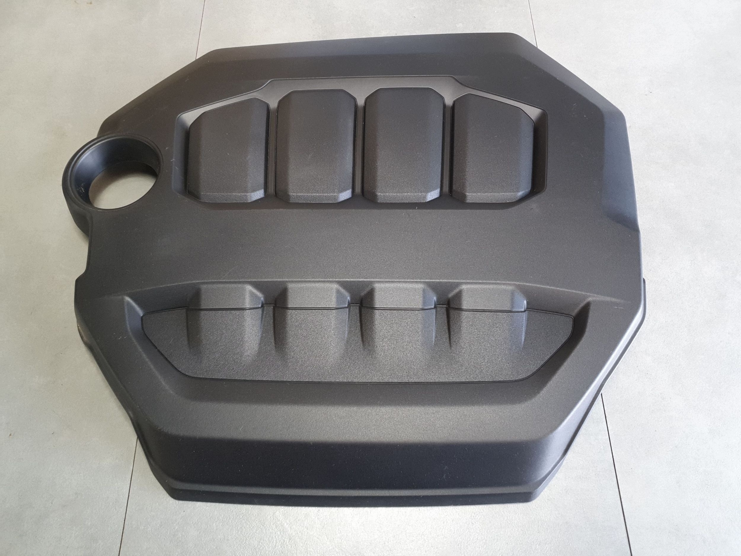 Cupra Leon 2.0 TSI motor cover 06Q103925N