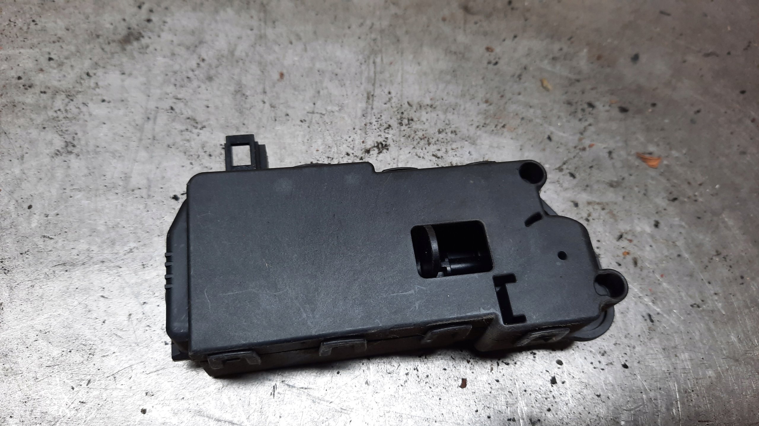 SIŁOWNIK KLAPKI WLEWU PALIWA 30716754 VOLVO V50