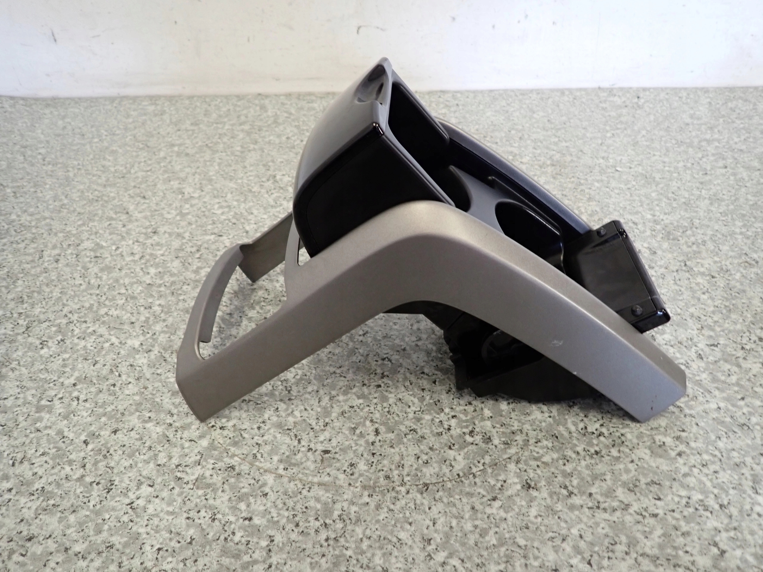 TOYOTA PRIUS II 03-09 бардачок тунель середина