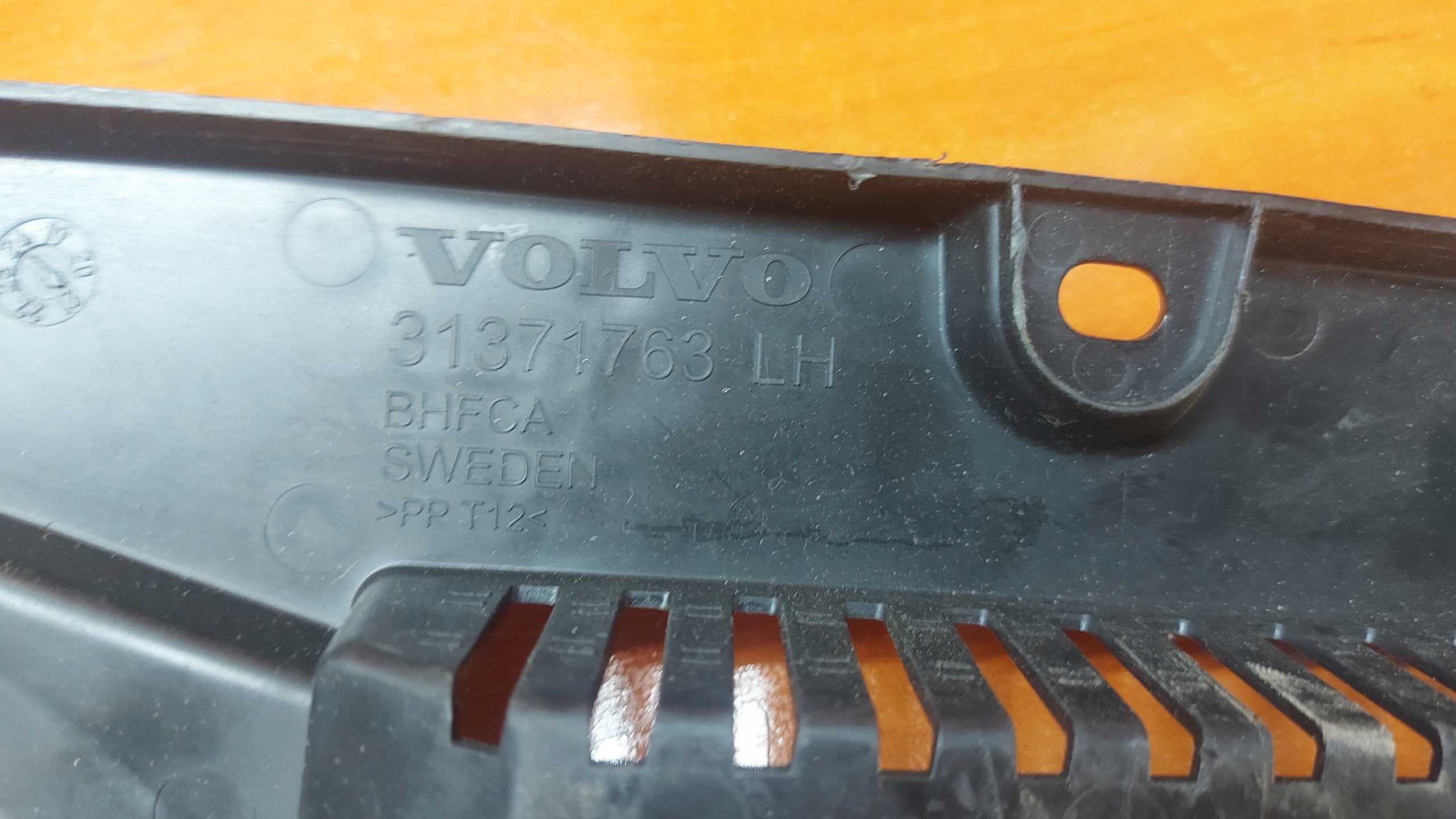 moulding cap of a fender left left front front VOLVO XC90 II 14-25