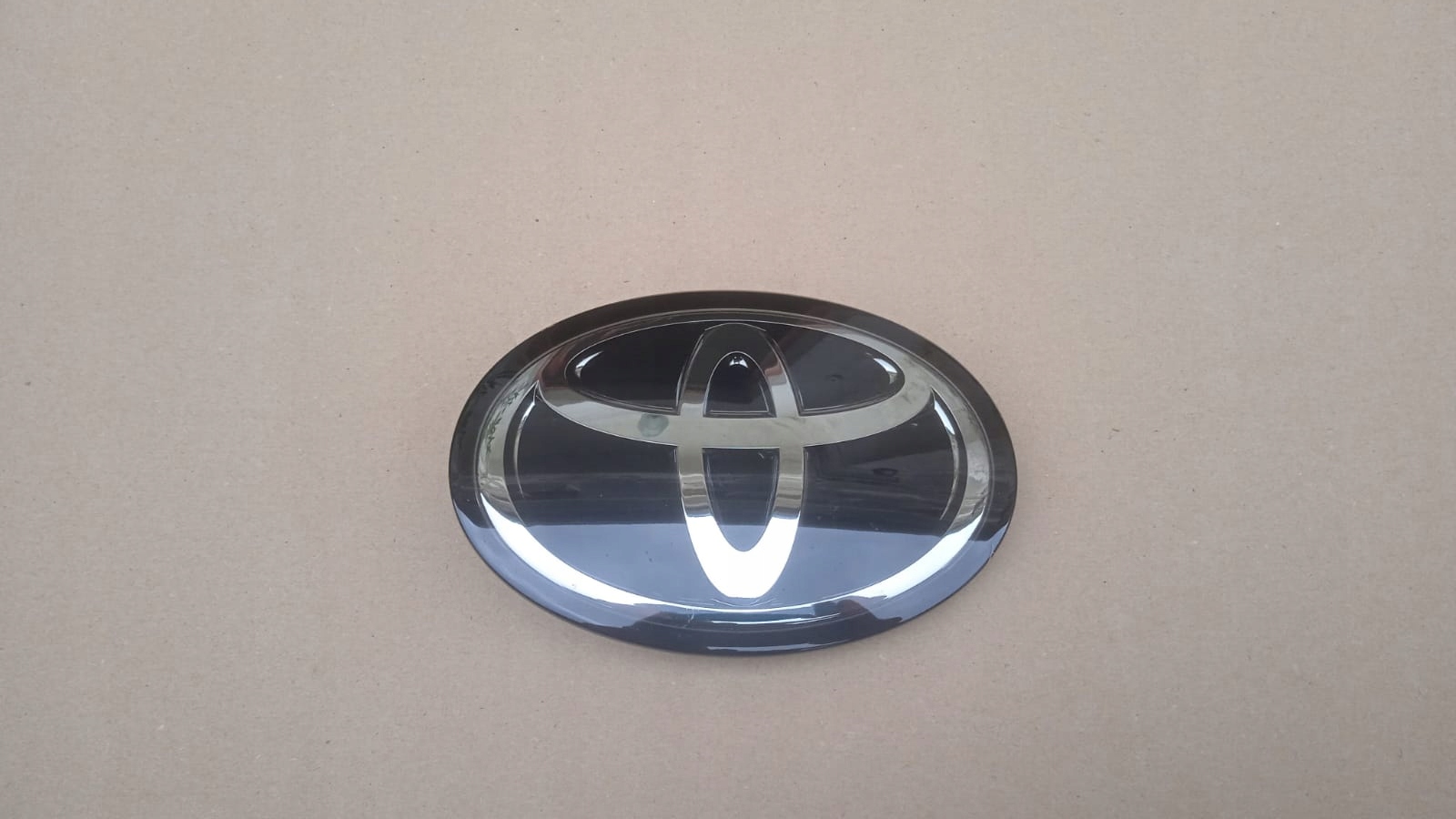 ZNACZEK EMBLEMAT LOGO PRZÓD PRZEDNI TOYOTA COROLLA E21 19- YARIS IV 20-