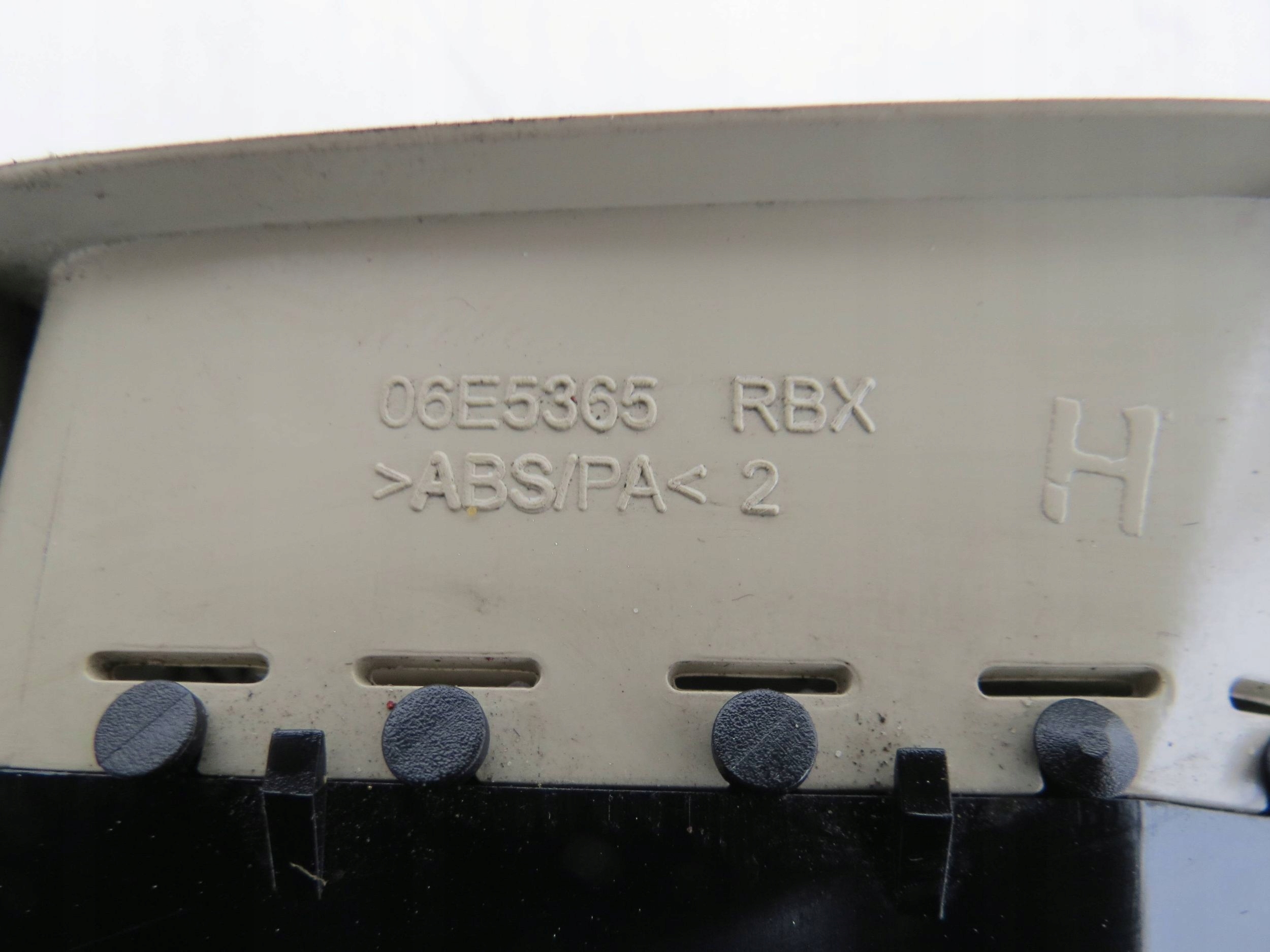 grid air conditioning devices right VOLVO V70 III 06E5365