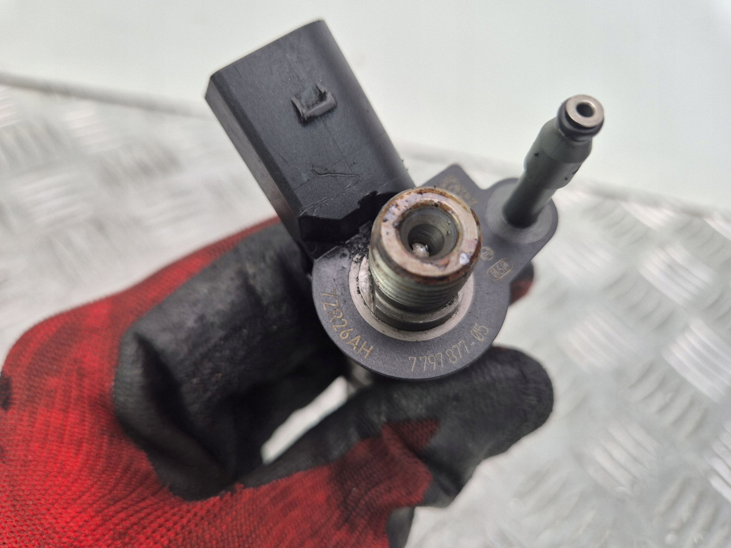 BMW 3 E90 320d injector 7797877 N47D20A