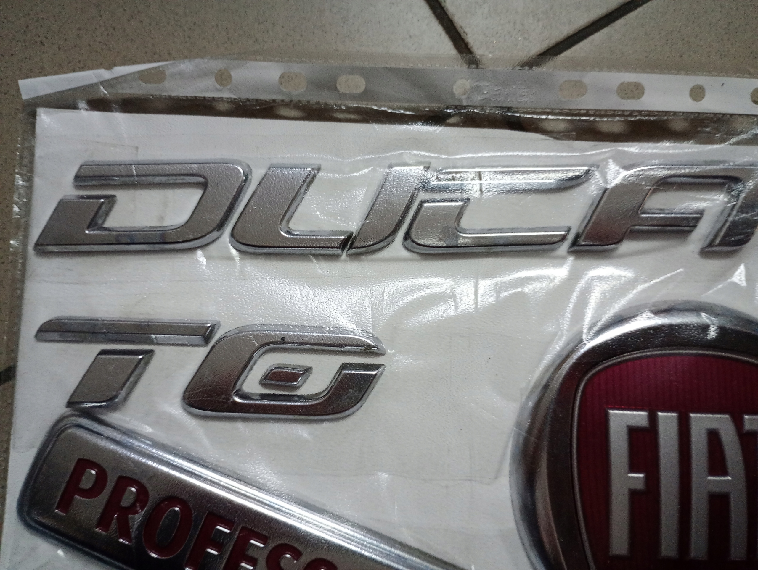 NAPISY EMBLEMAT DUCATO PROFESIONAL + EMBLEMAT FIAT (2014-23) Numer katalogowy części NAPISY DUCATO PROFESIONAL + EMBLEMAT