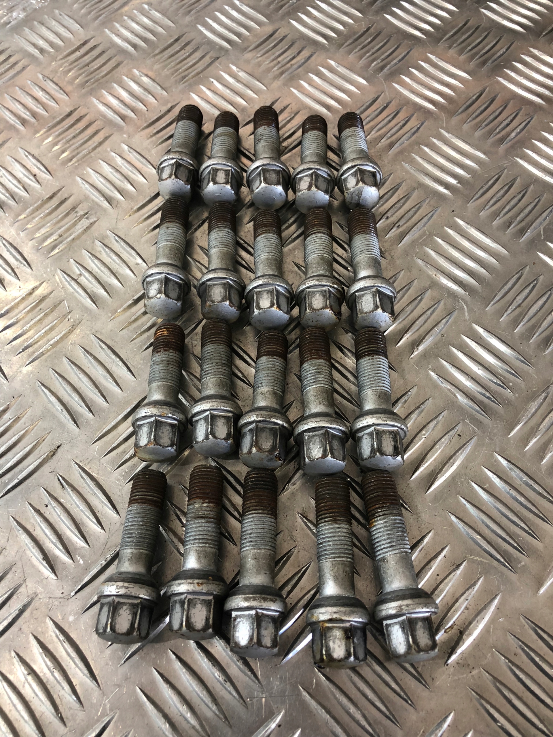 SZPILKA SZPILKI SRUBA DO KOLA MERCEDES W176 A KLA