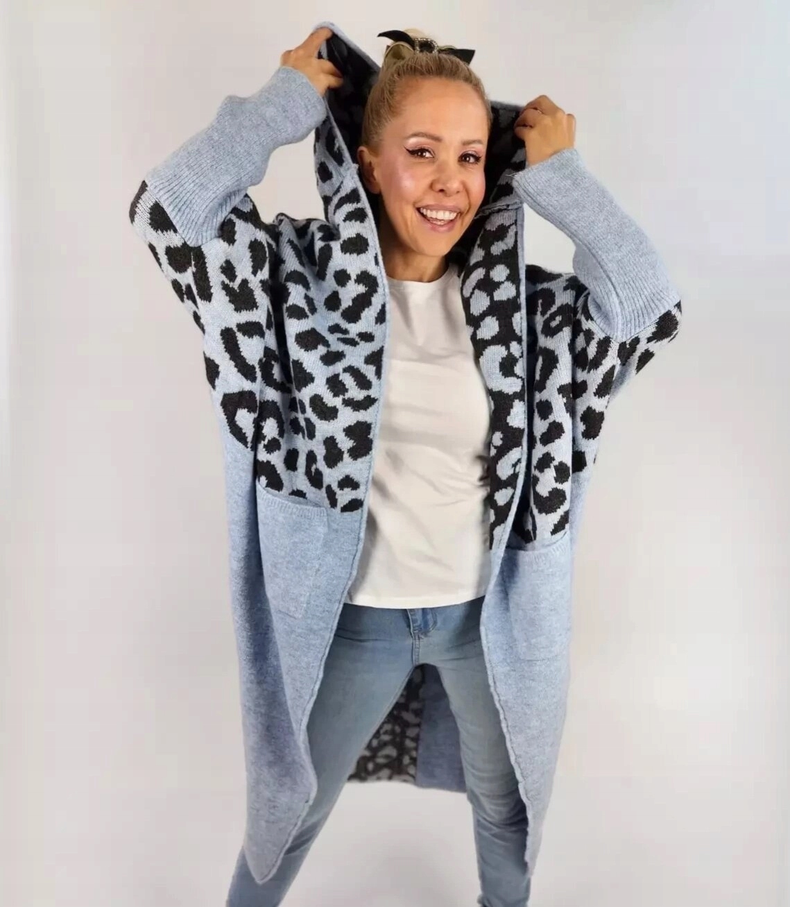 Dlouhý kardiganový svetr s barevnou panterkou a vlnou S