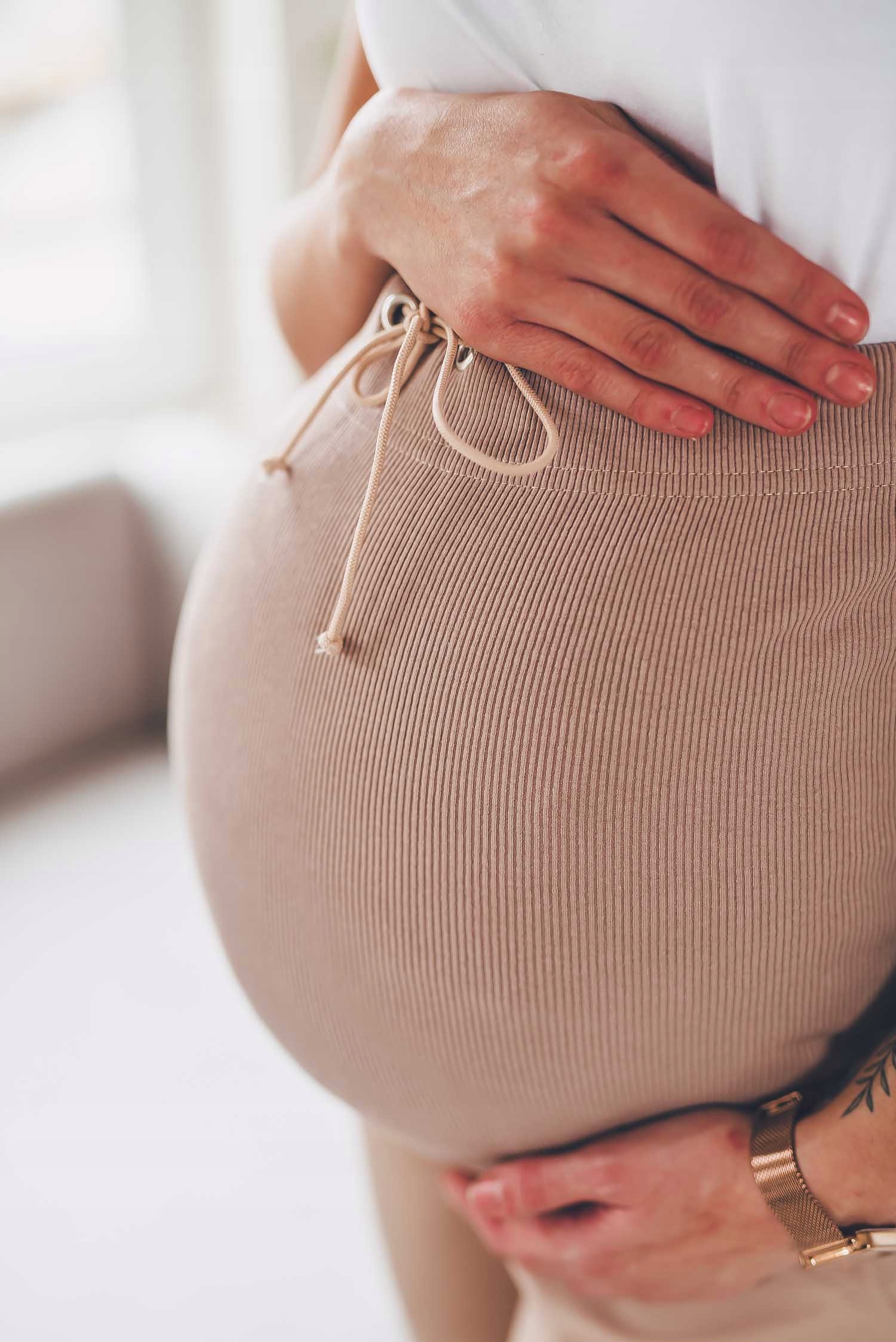 Beżowe damskie spodnie ciążowe imitacja skóry M Cechy dodatkowe wysoki stan