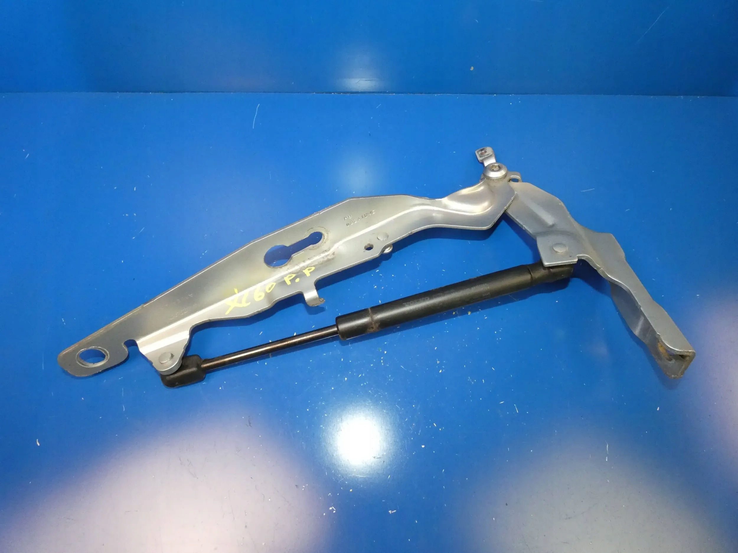 VOLVO XC60 and hinge bonnets damper right front