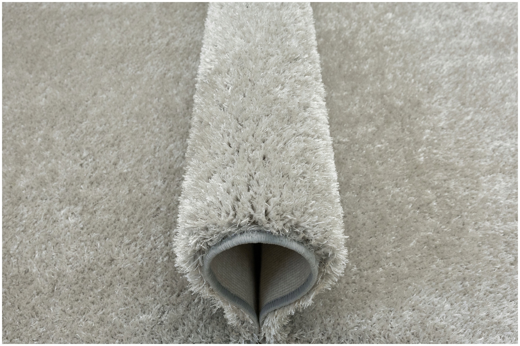 Podlahová Krytina Shaggy Stříbrnošedá Lesklá šířka 4 m Na Míru Obývacímu Pokoji Silky