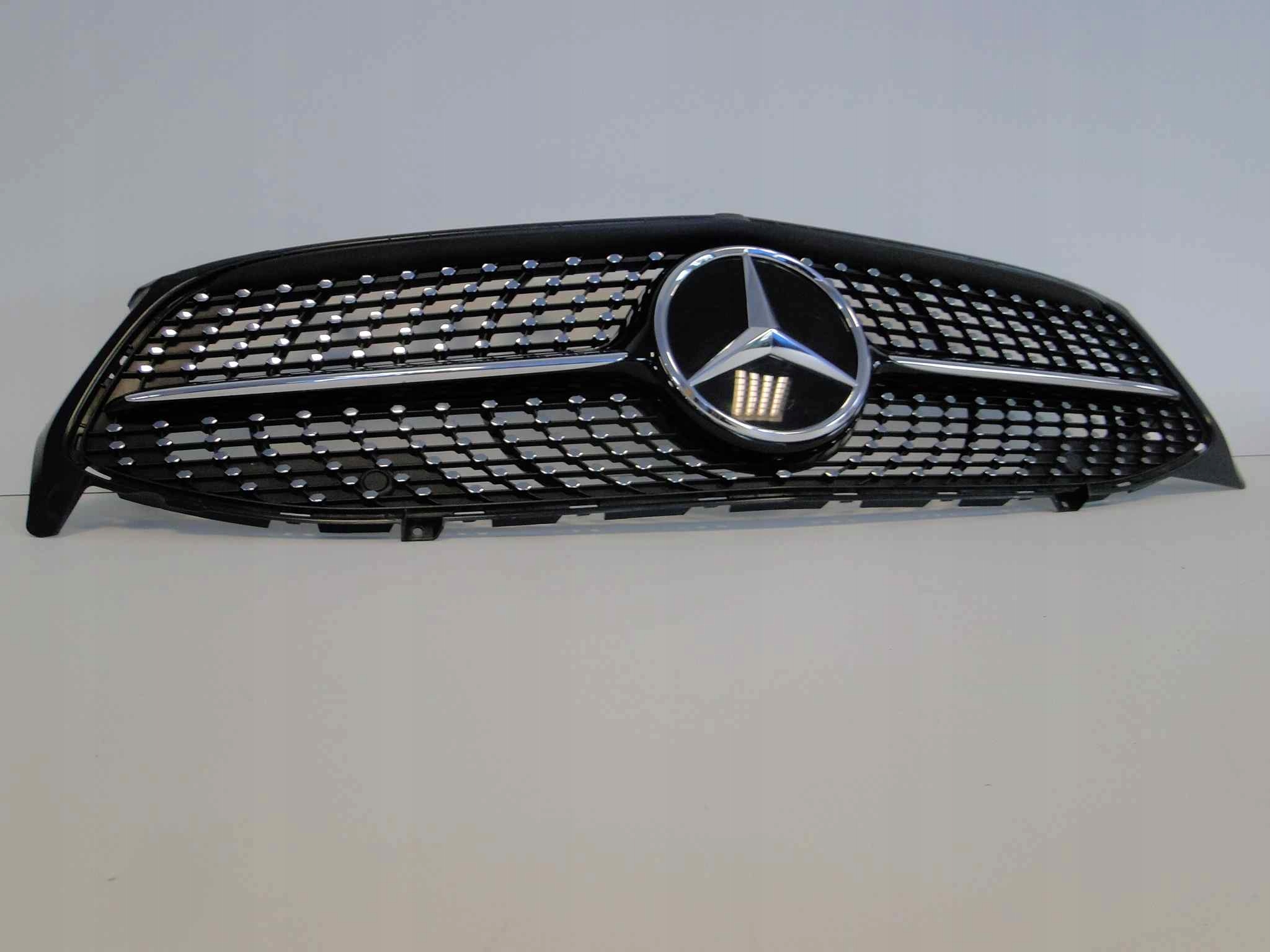 MERCEDES CLA 118 GRILL ATRAPA DIAMENT RADAR ORYG Strona zabudowy przód