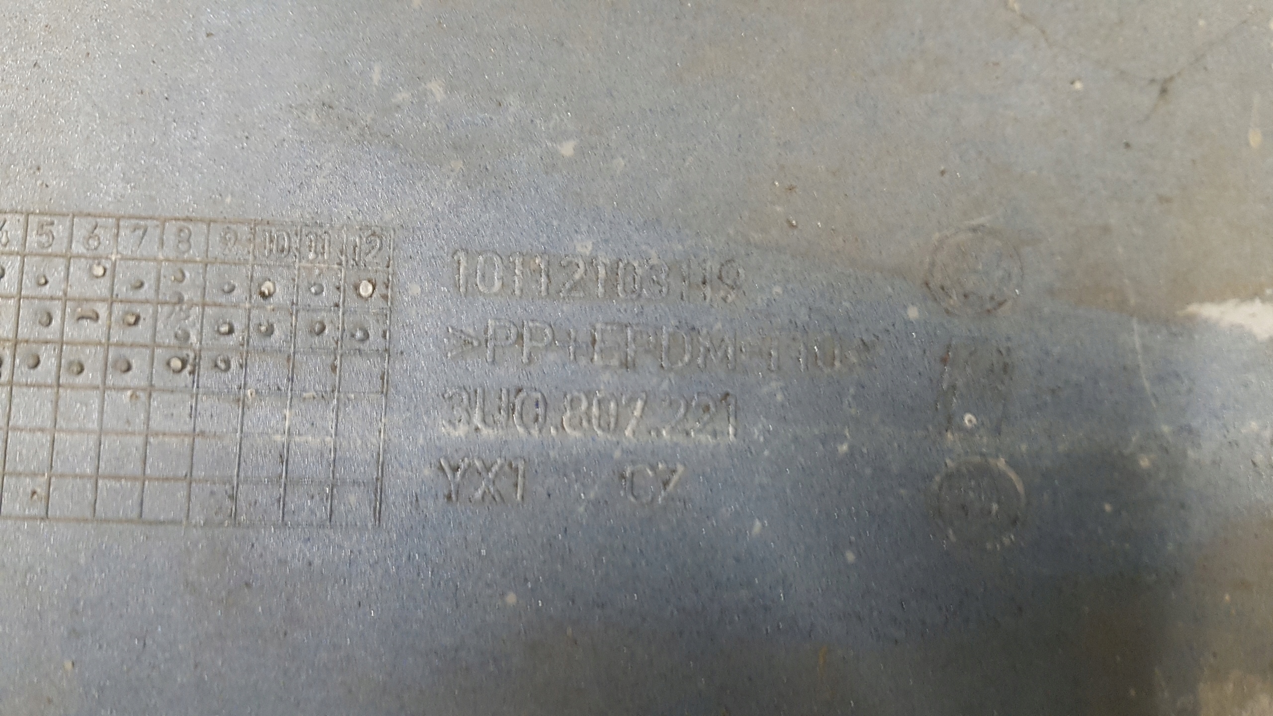 nárazník předek přední SKODA SUPERB 3U0807221