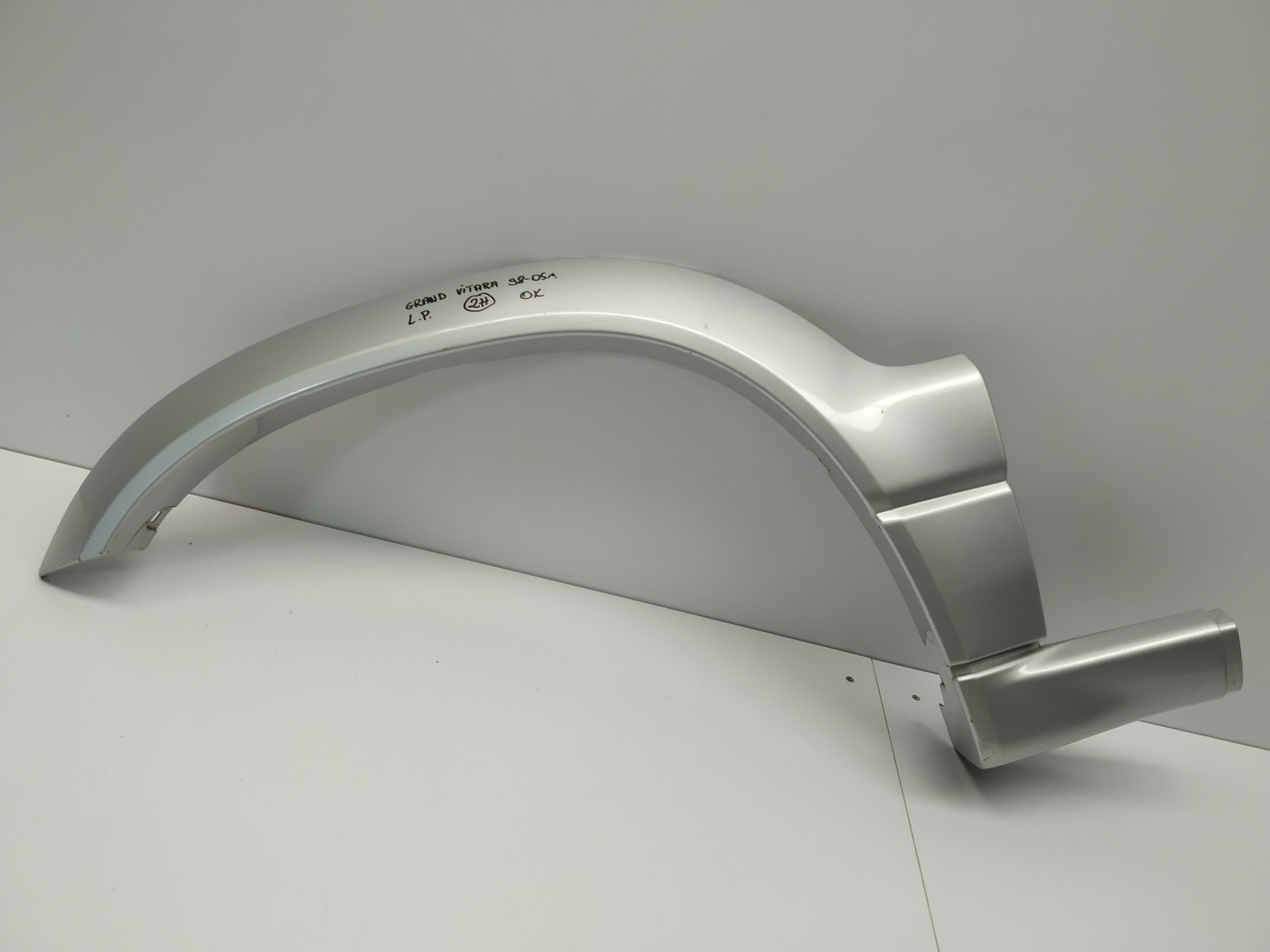 1998r + Suzuki Grand Vitara and moulding cap for fender front left