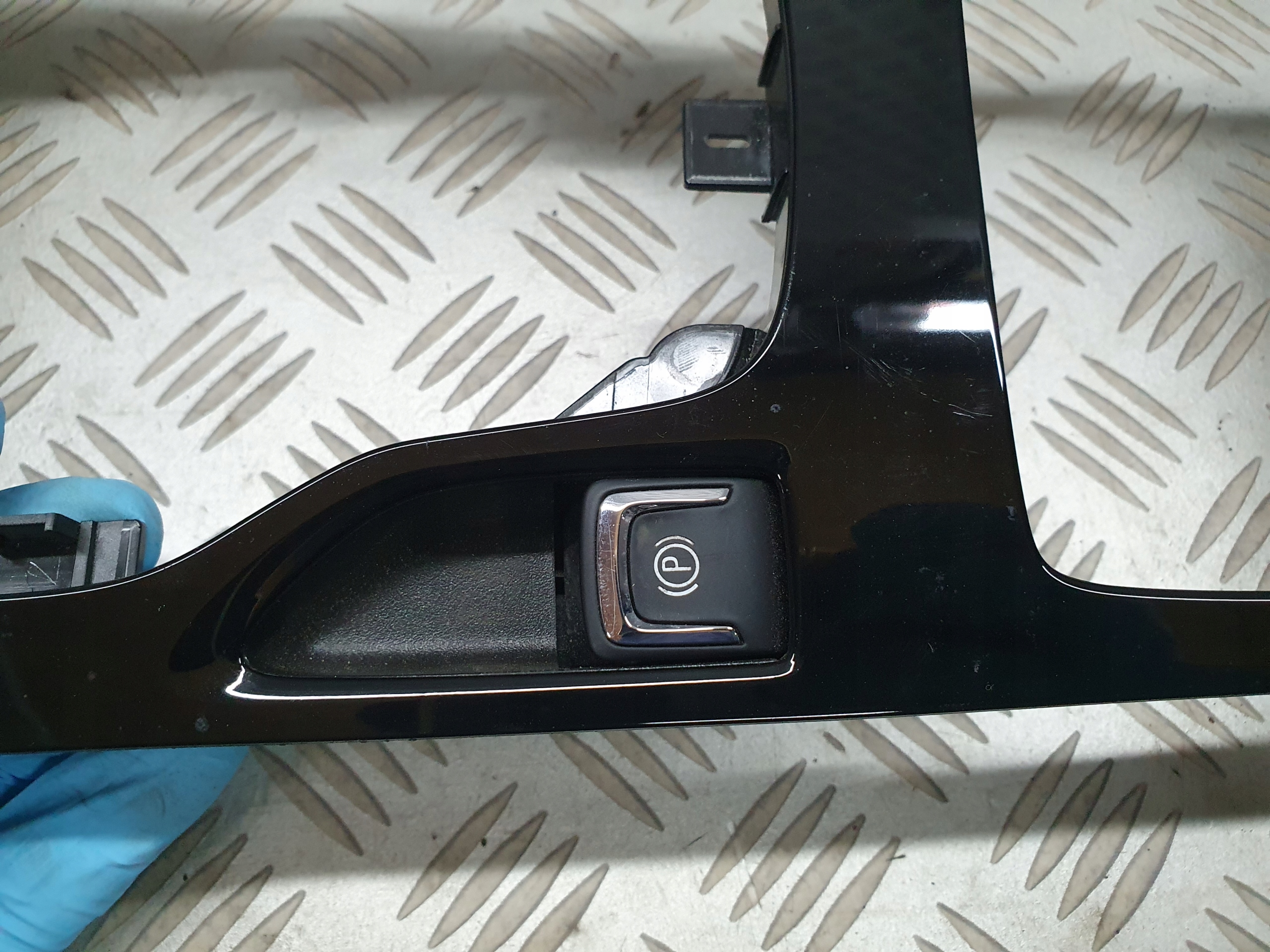 PRZYCISK HAMULCA RĘCZNEGO OPEL INSIGNIA B