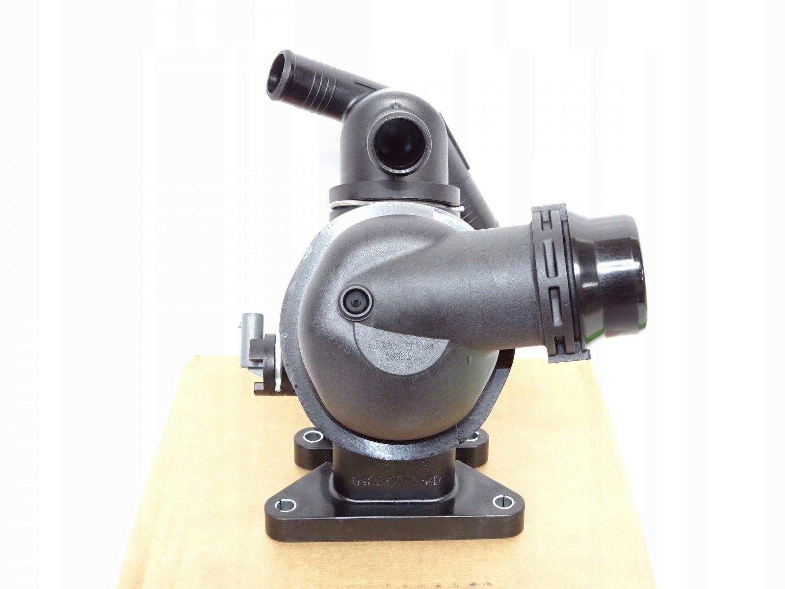 Nowa obudowa termostatu RANGE ROVER VELAR 2017- Numer katalogowy oryginału G4D38575AC G4D3-8575-AC G4D38575AD G4D3-8575-AD G4D38575AE G4D3-8575-AE LR081683 LR105974