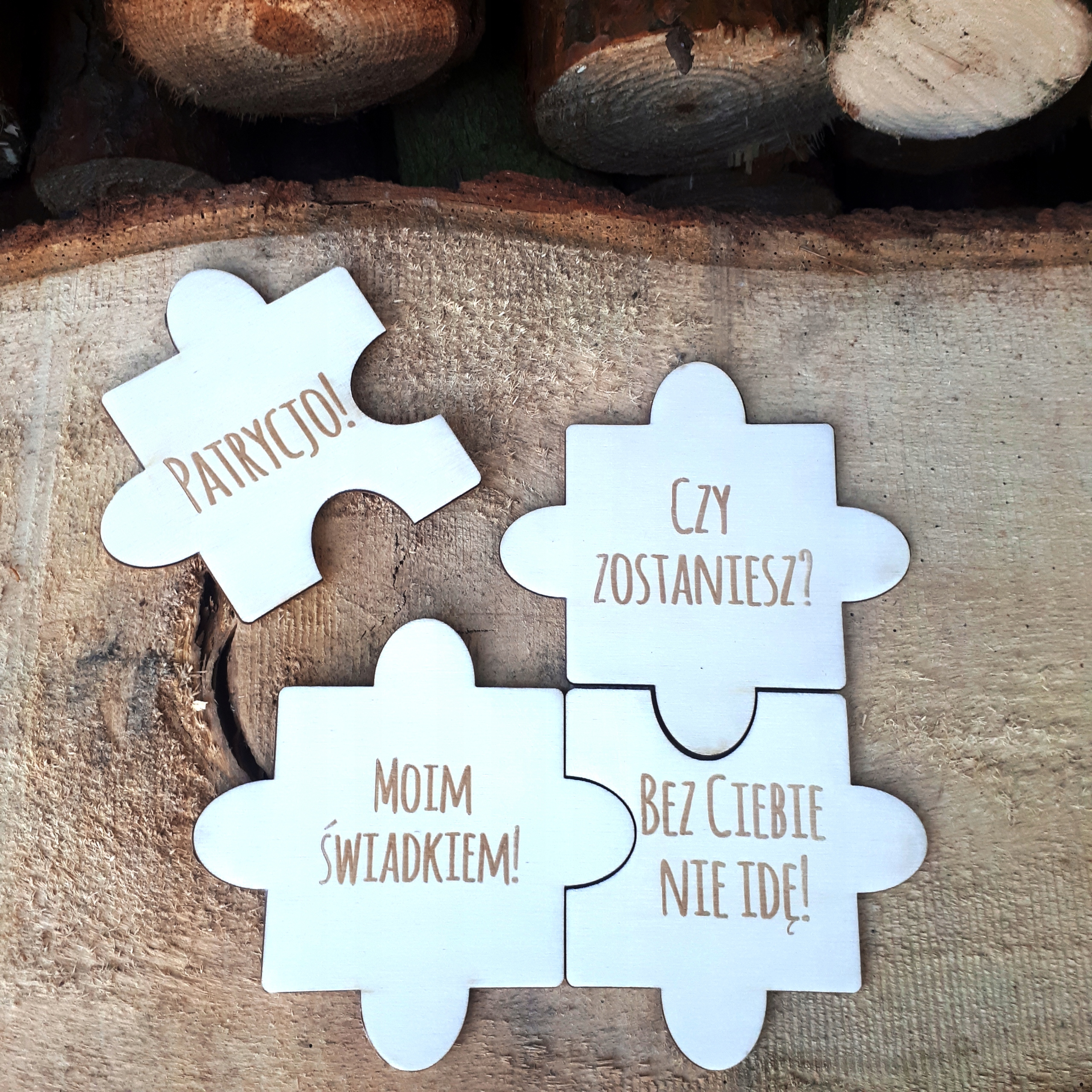 ZAPROSZENIE ŚWIADKÓW - 4 PUZZLE PROŚBA O ŚWIADKOWANIE PUDEŁKO GRAWER NADRUK Nazwa PUZZLE DREWNIANE ZAPROSZENIE PROŚBA DLA ŚWIADKA ŚWIADKOWEJ ŚWIADKÓW ŚWIADKOWANIE