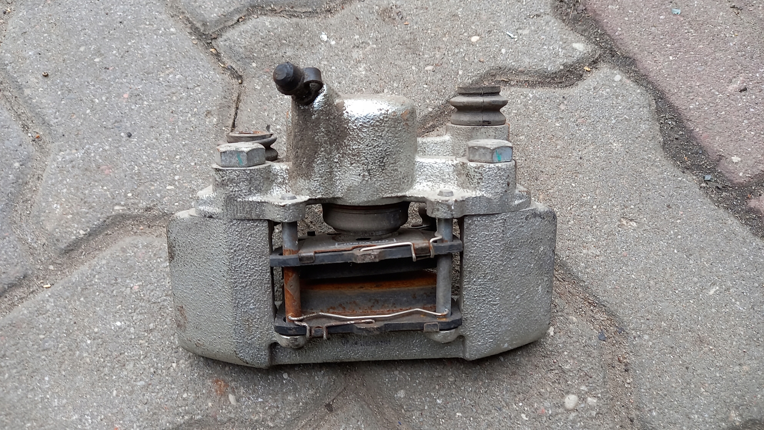 ГАЛЬМІВНИЙ СУПОРТ ЗАДНІЙ ЛІВИЙ ДЛЯ TOYOTA YARIS І 1.3 B