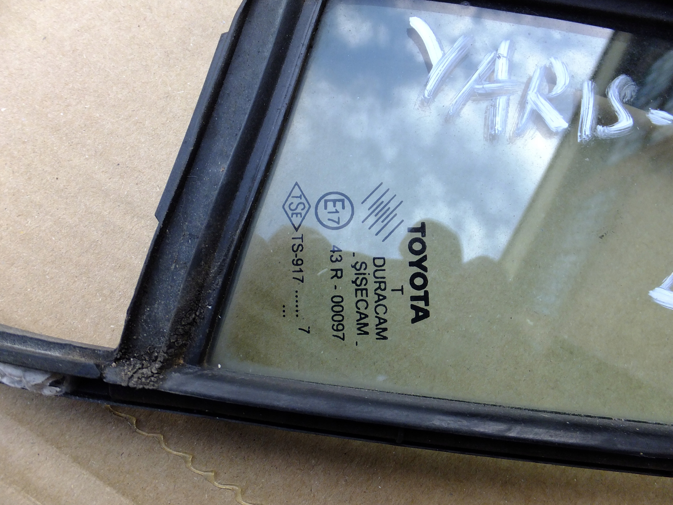 window left front toyota yaris II 2007r