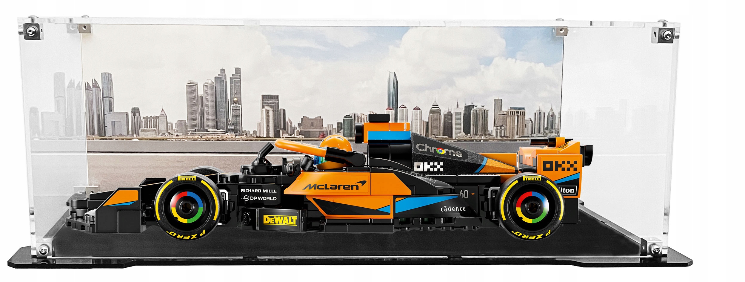 Vitrína s černou základnou a pozadím pro stavebnici Lego 76919 McLaren Formule 1