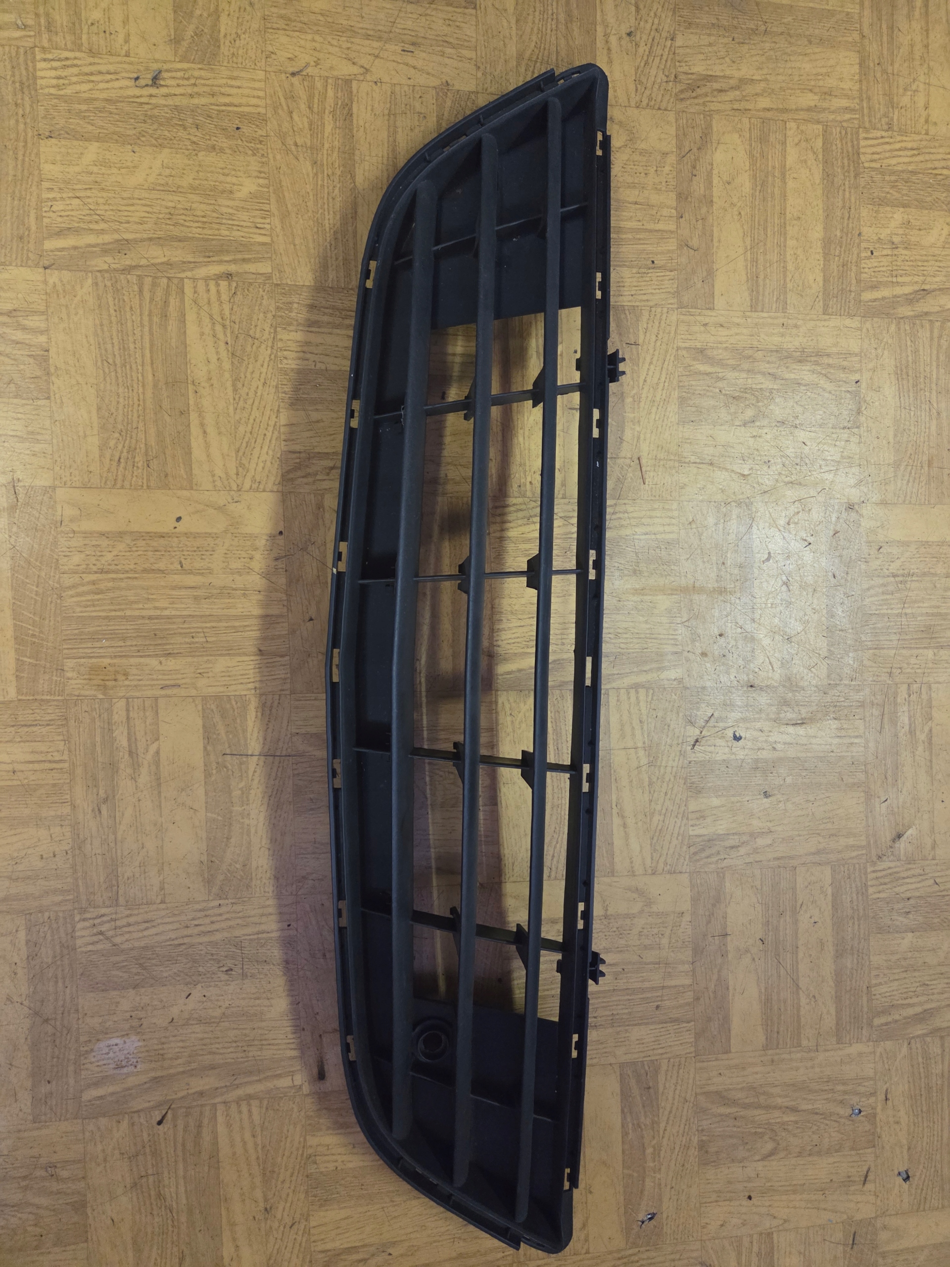 grid of a bumper front central OPEL CORSA D 13179958