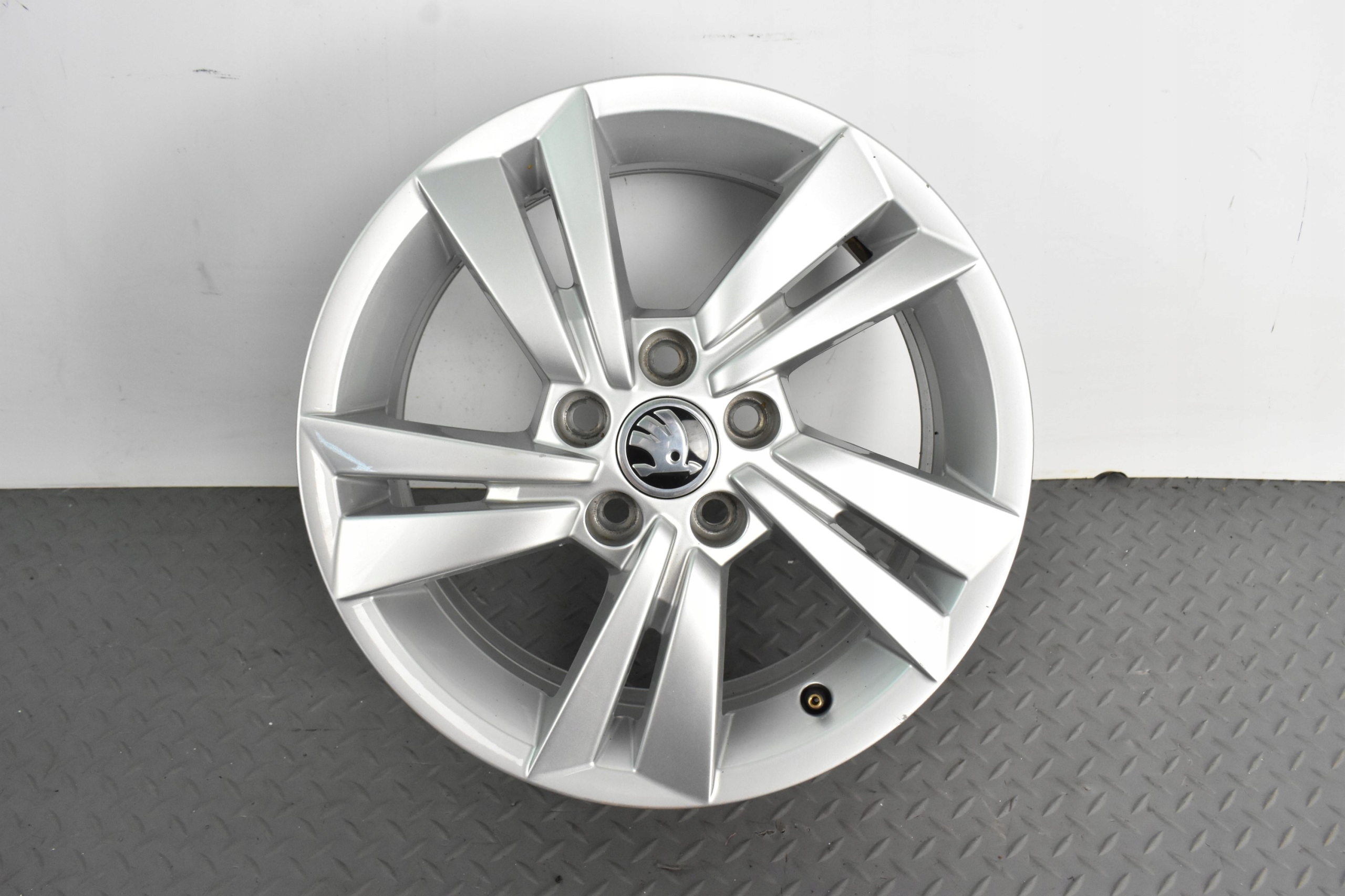 FELGA ALUFELGA 6V0601025M SKODA FABIA III RAPID ROOMSTER 6J ET38 5x100 R15