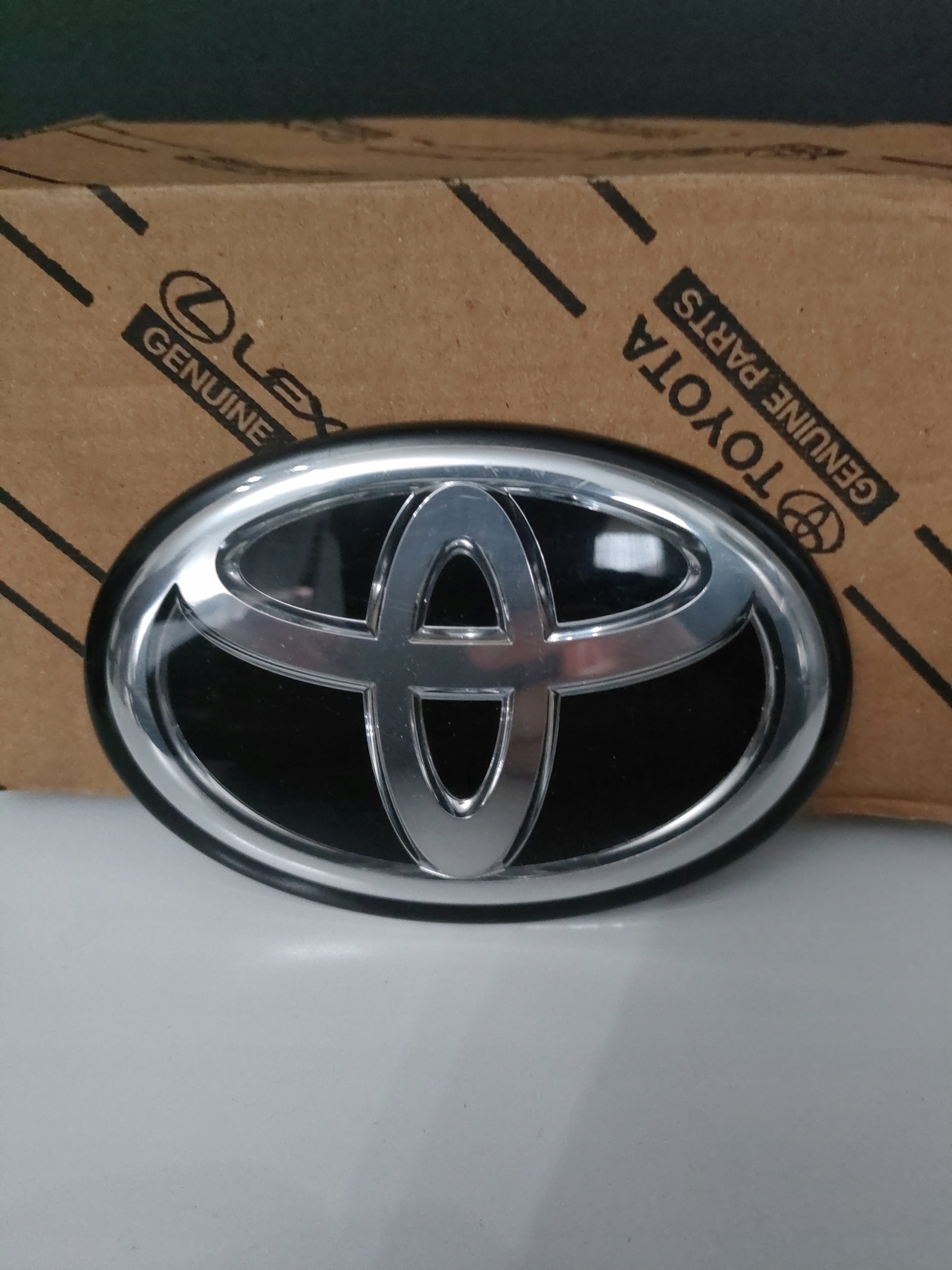 90975-02138 Toyota Corolla E21 , Yaris IV - EMBLEMAT ZNACZEK POD RADAR Marka Toyota