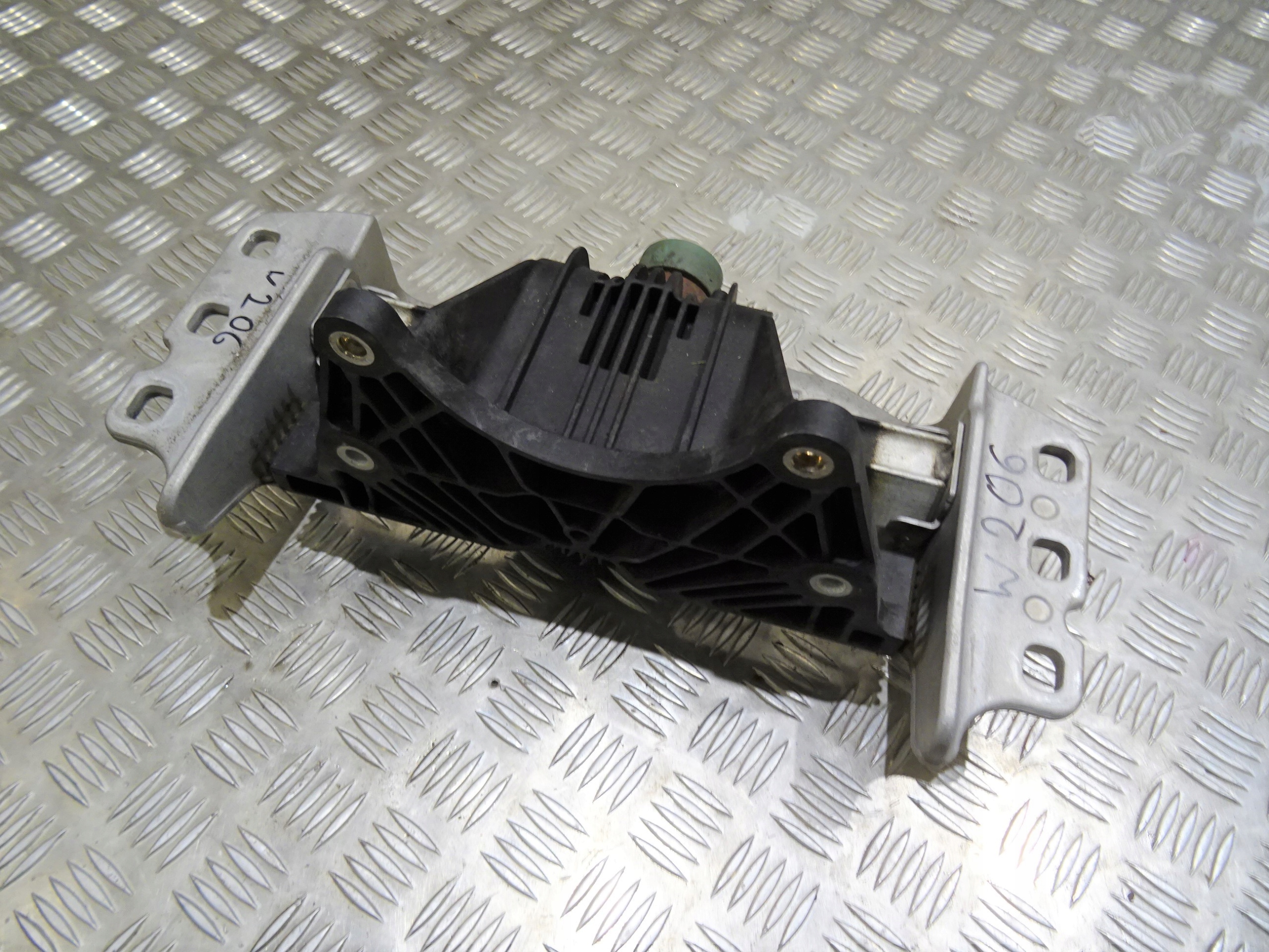 MERCEDES W206 лапа опора коробки A2062402801