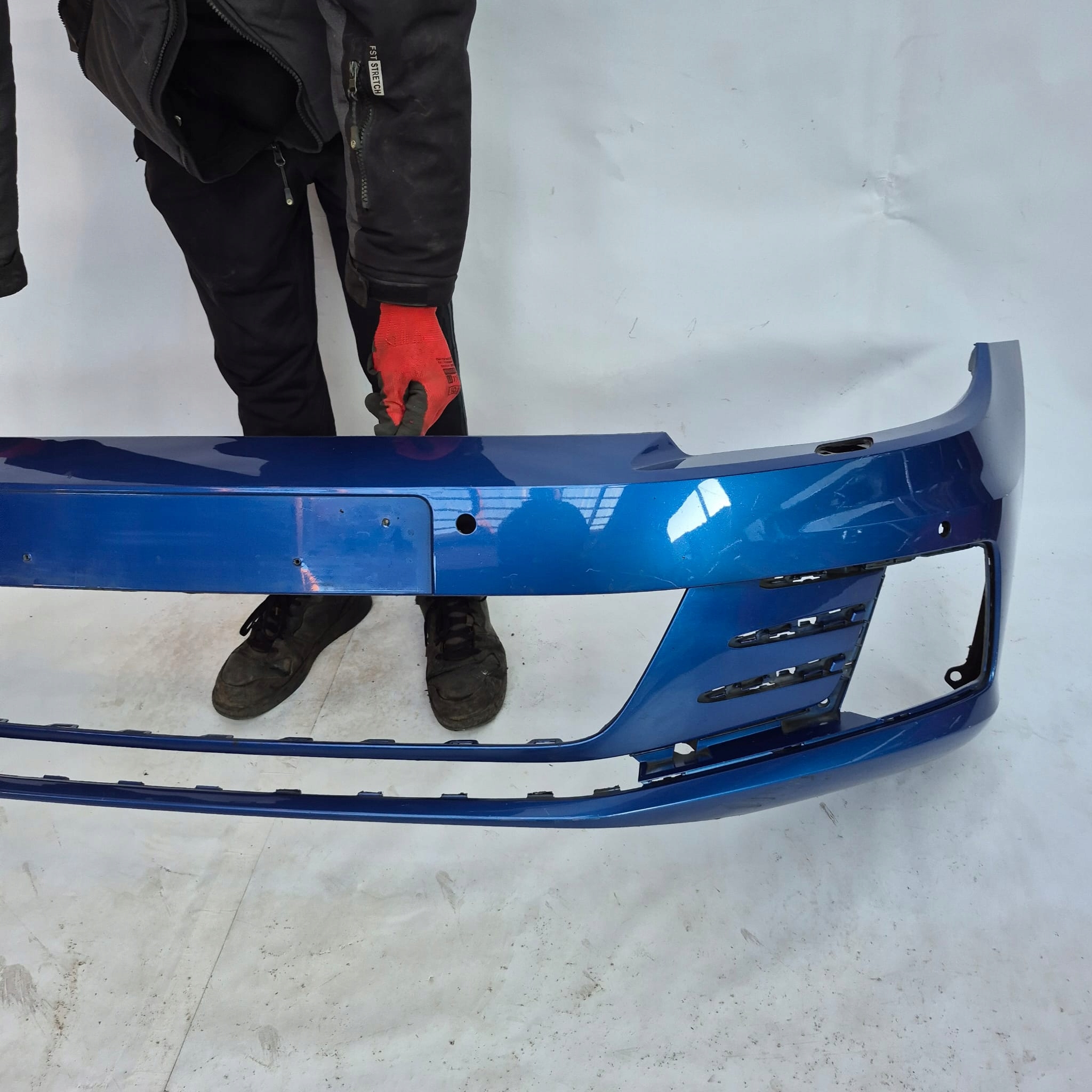 AUDI A4 B9 15- grid of a bumper front left 8W0807681B