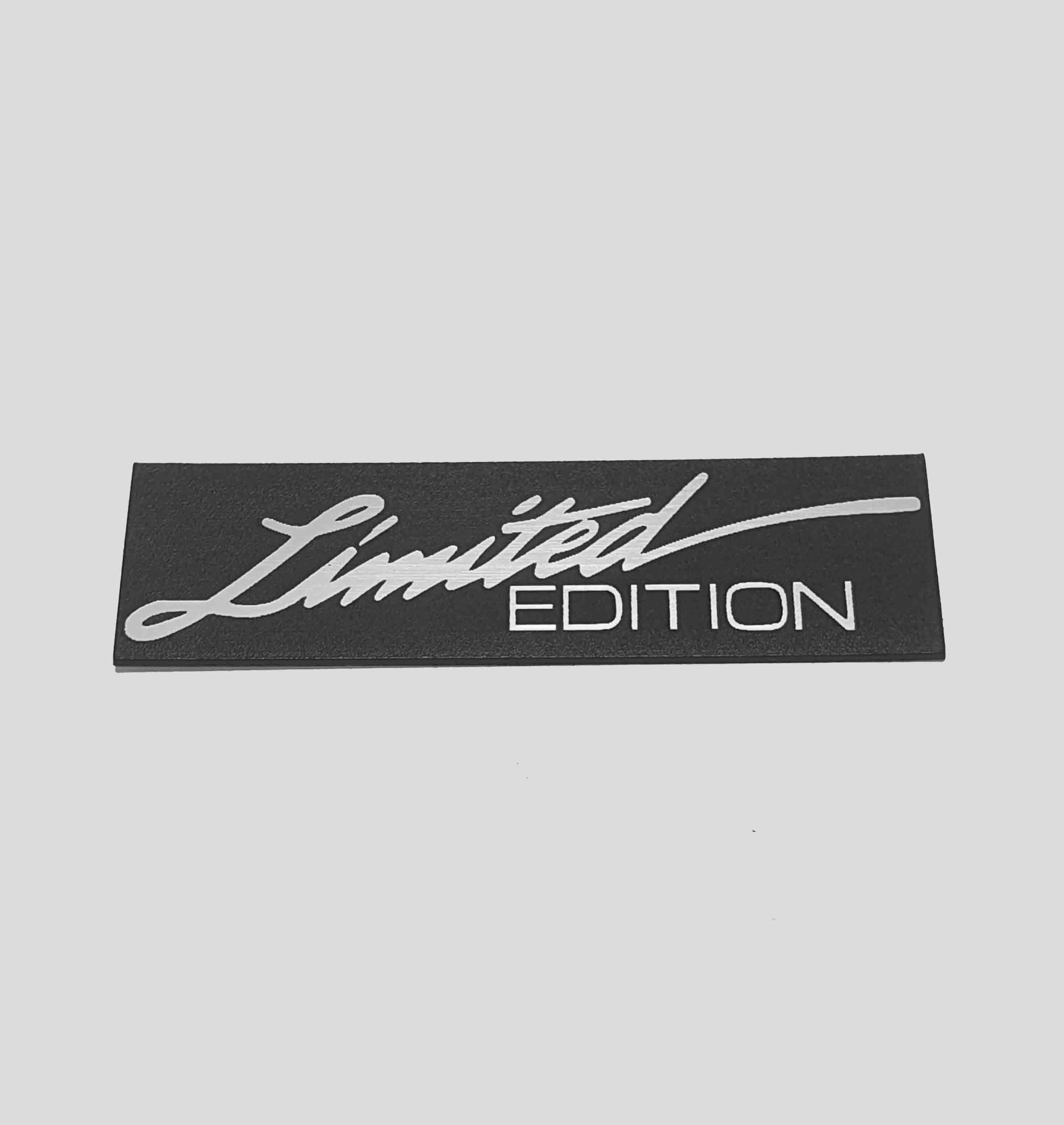 

Limited Edition emblemat 140 x 40 mm *srebrna