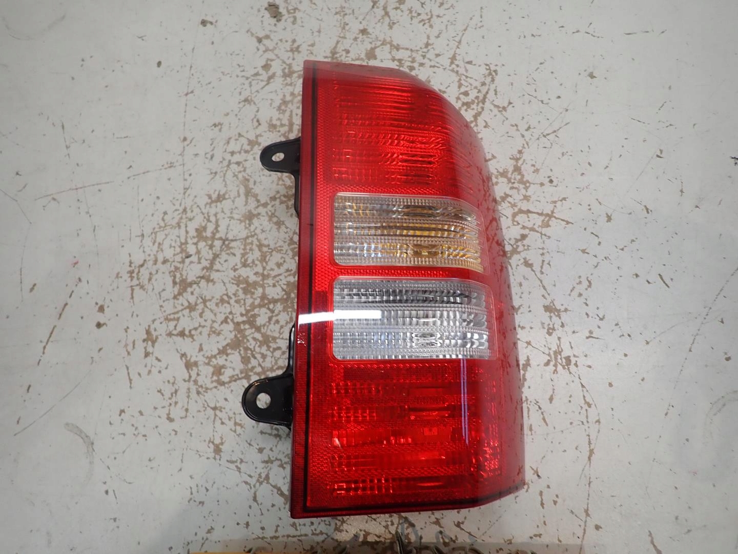 ФАРА ПРАВЫЙ ЗАД. ПРАВА ЗАДНЯЯ JEEP PATRIOT 06-12r