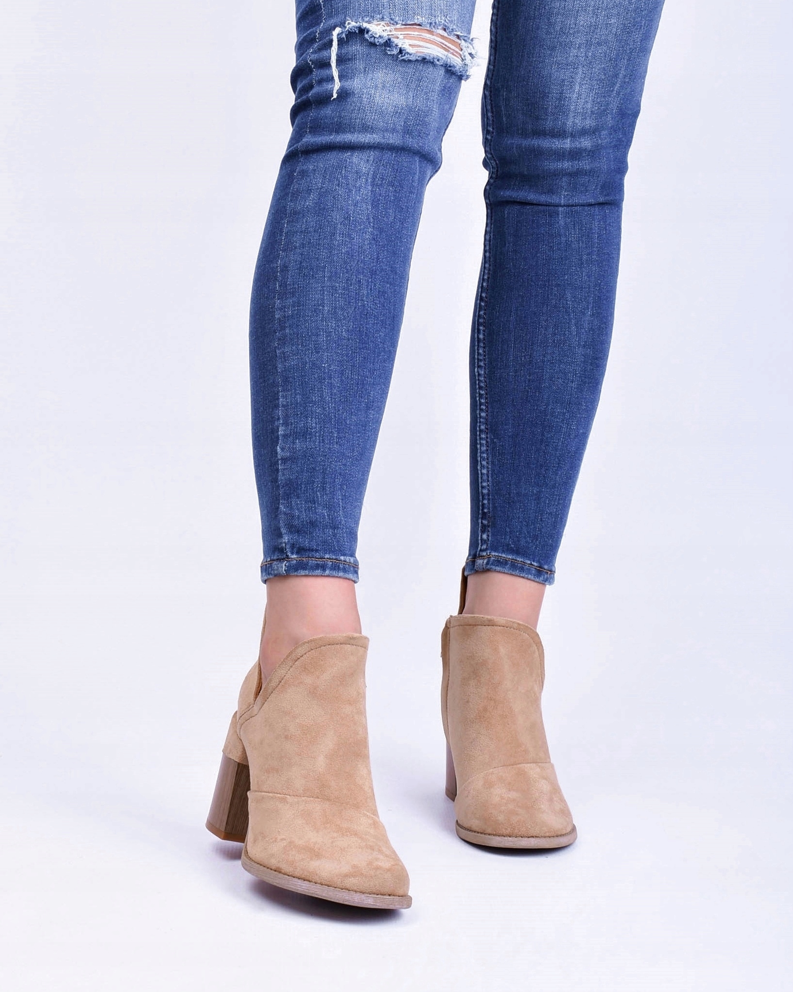 DAMSKIE BOTKI ZAMSZOWE Z WYCIĘCIEM NA SŁUPKU Rozmiar 40