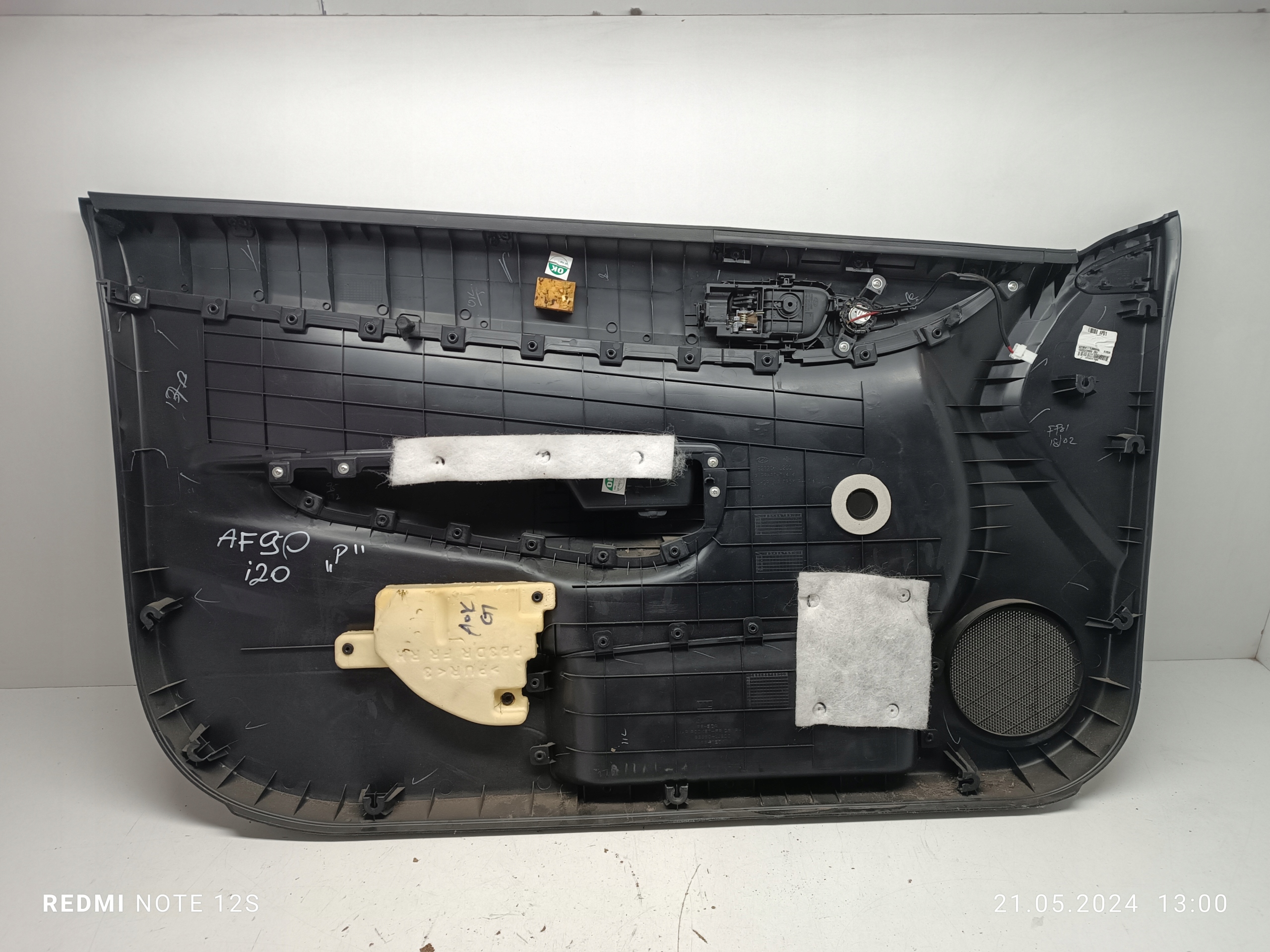 BOCZEK TAPICERKA PRAWY HYUNDAI I20 3D 09r.