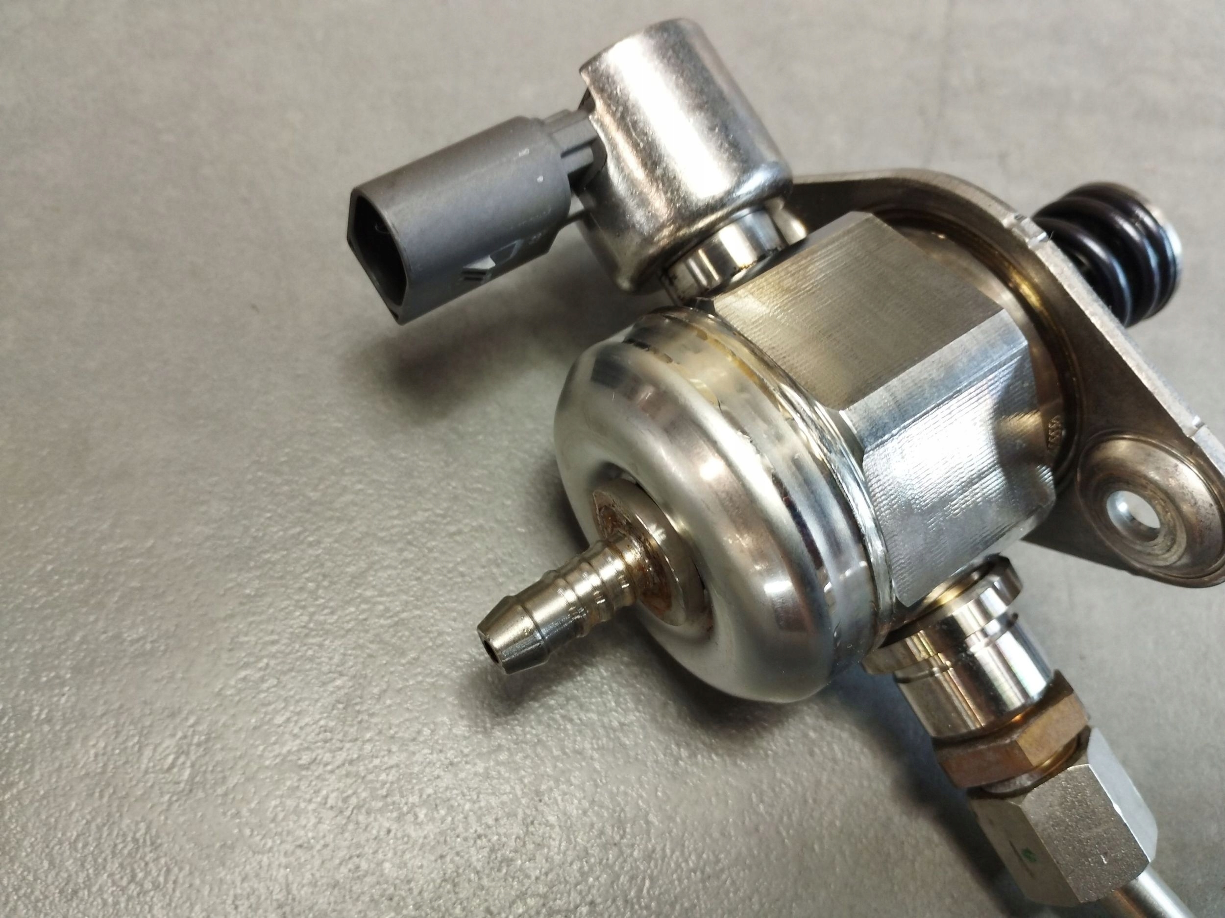 Audi A4 B9 2017 2.0 tfsi feed pump 06K127028B