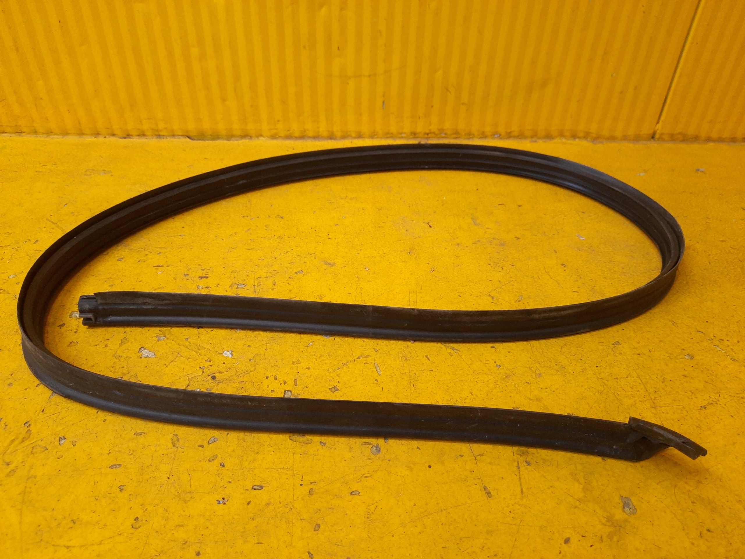 MASERATI LEVANTE USZCZELKA DACHU PRAWA 670034255 Part number 670034255