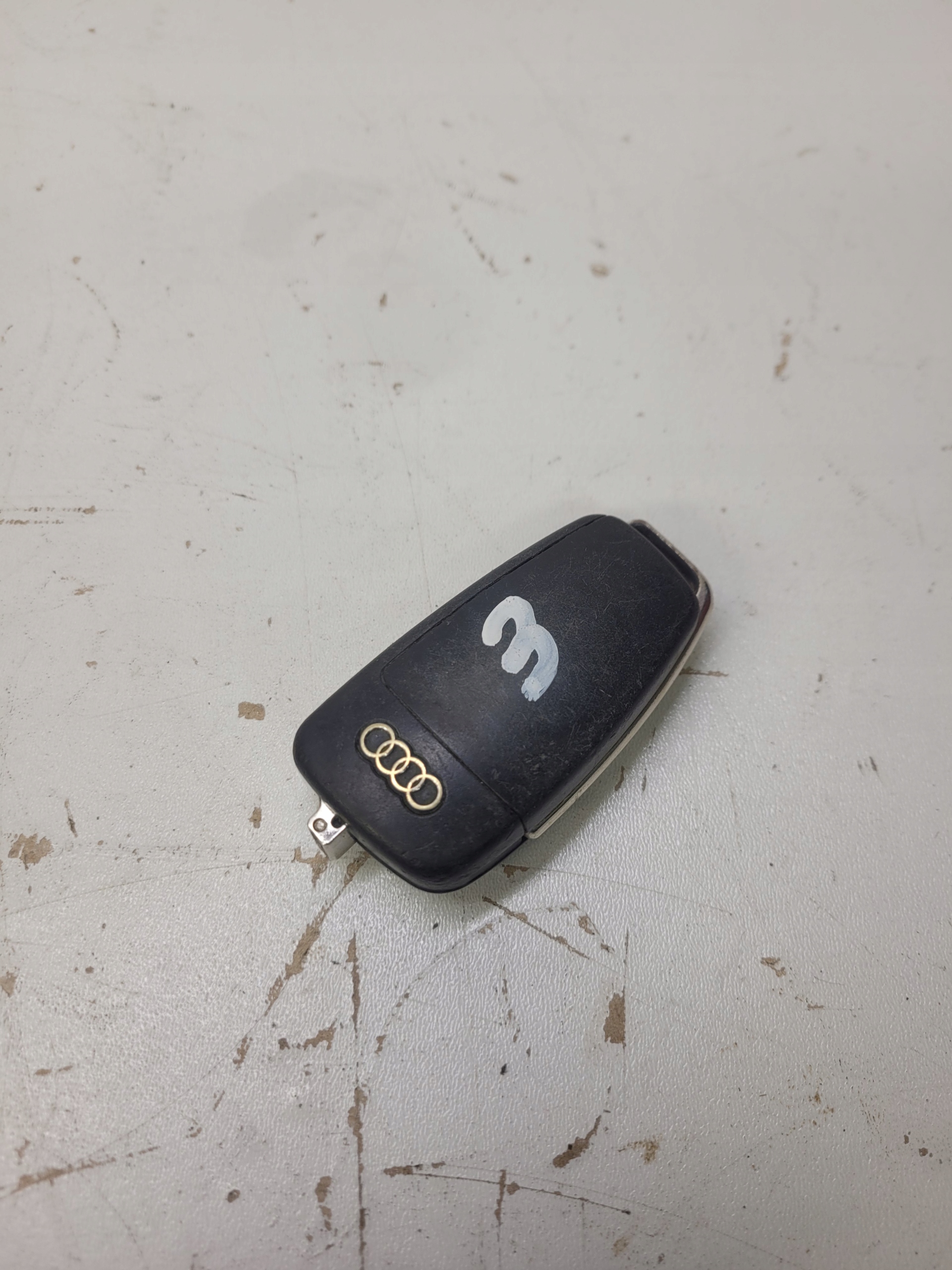 key PILOT SCYZORYK AUDI A1 8X Q3 8X0837220D *3