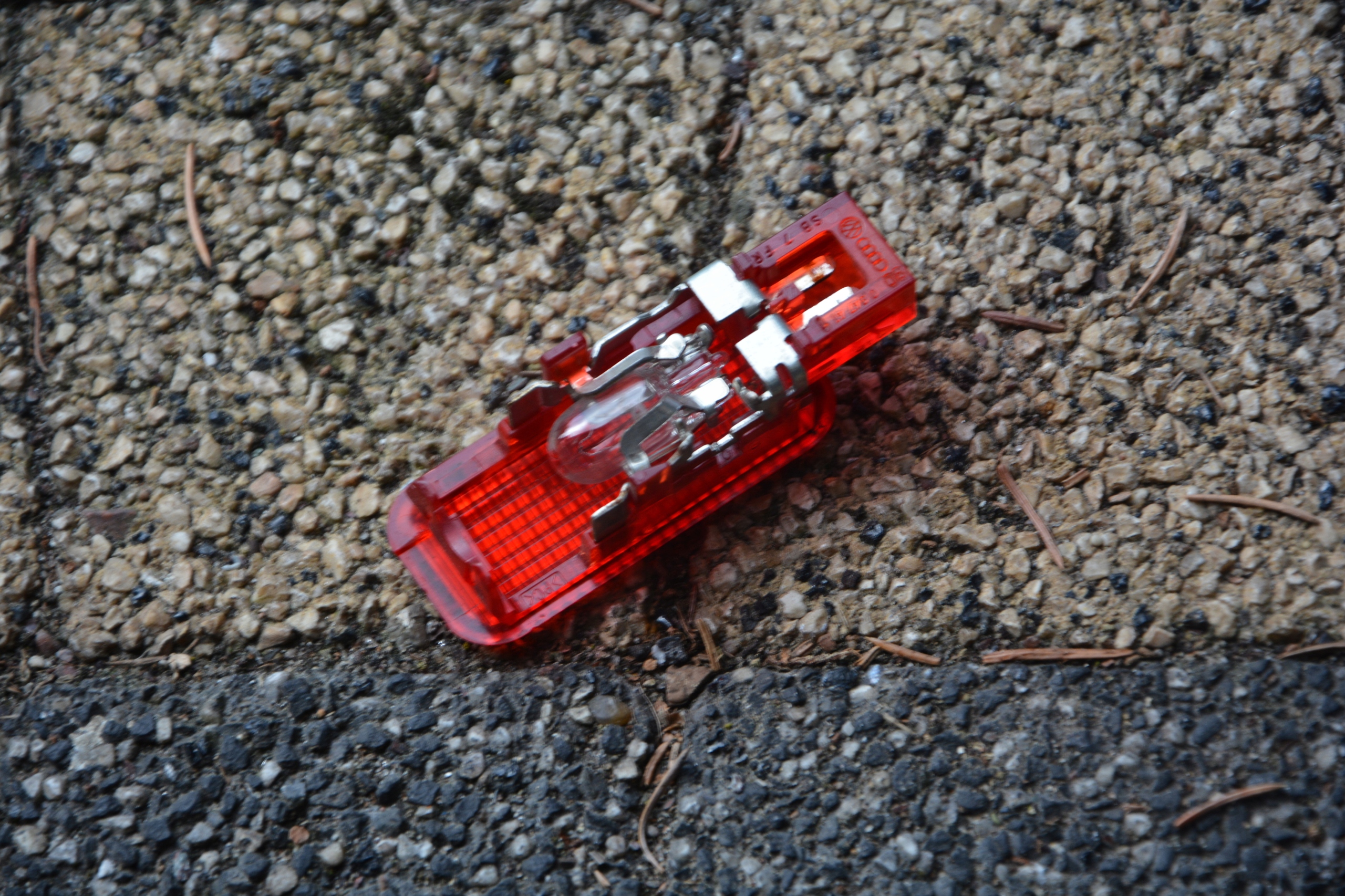 LAMPKA OŚWIETLENIE BOCZKA DRZWI AUDI A8 D3 LONG 8D0947411 Producent części Audi OE