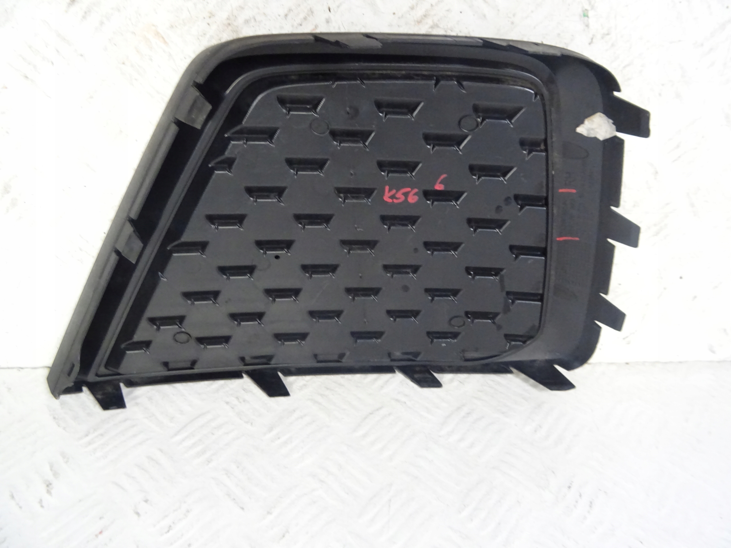 grid of a bumper front front right AUDI A1 II 82A807682F