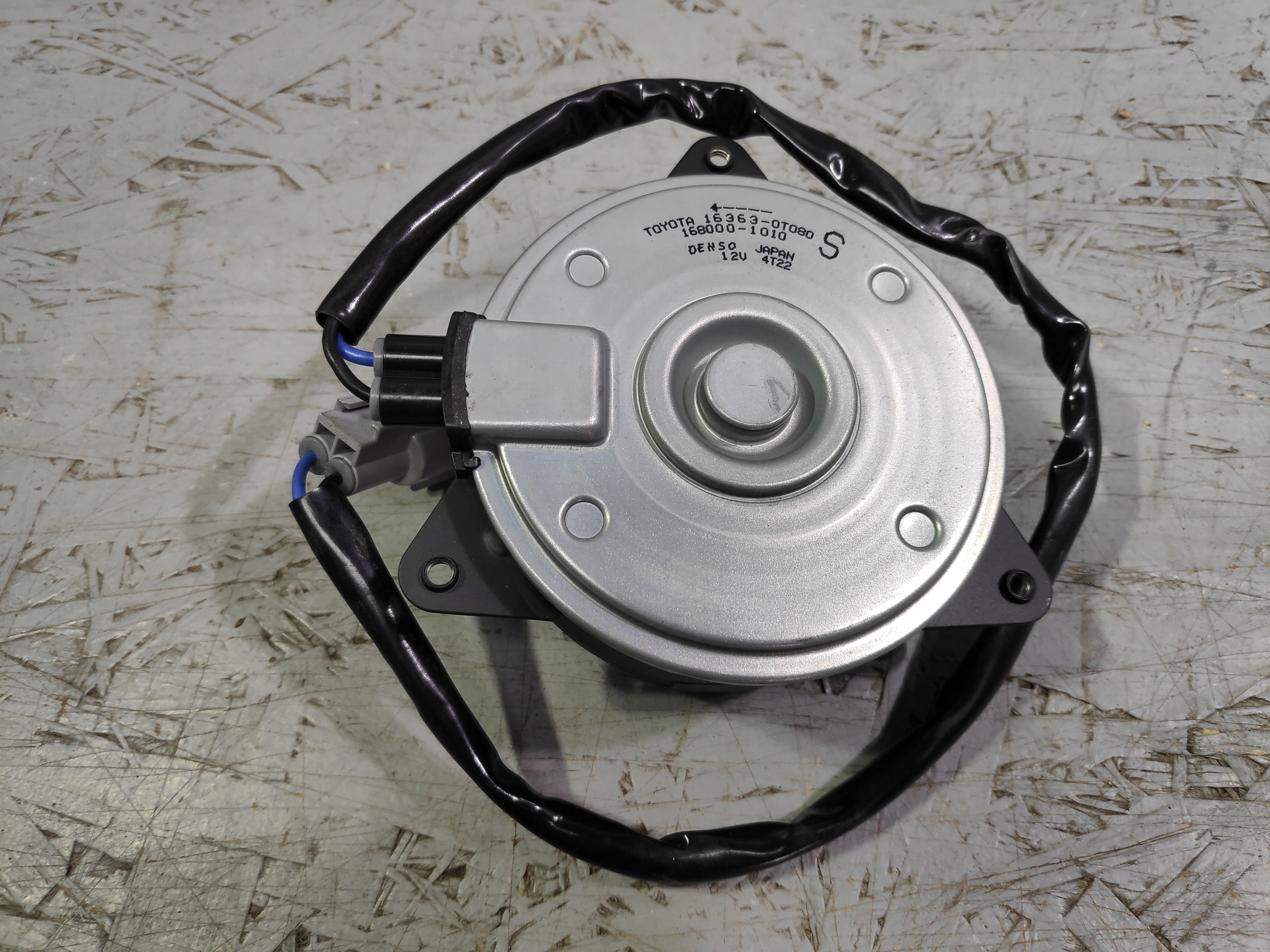 TOYOTA AURIS II SILNICZEK WENTYLATORA CHLODNICY Part number 16363 0T080