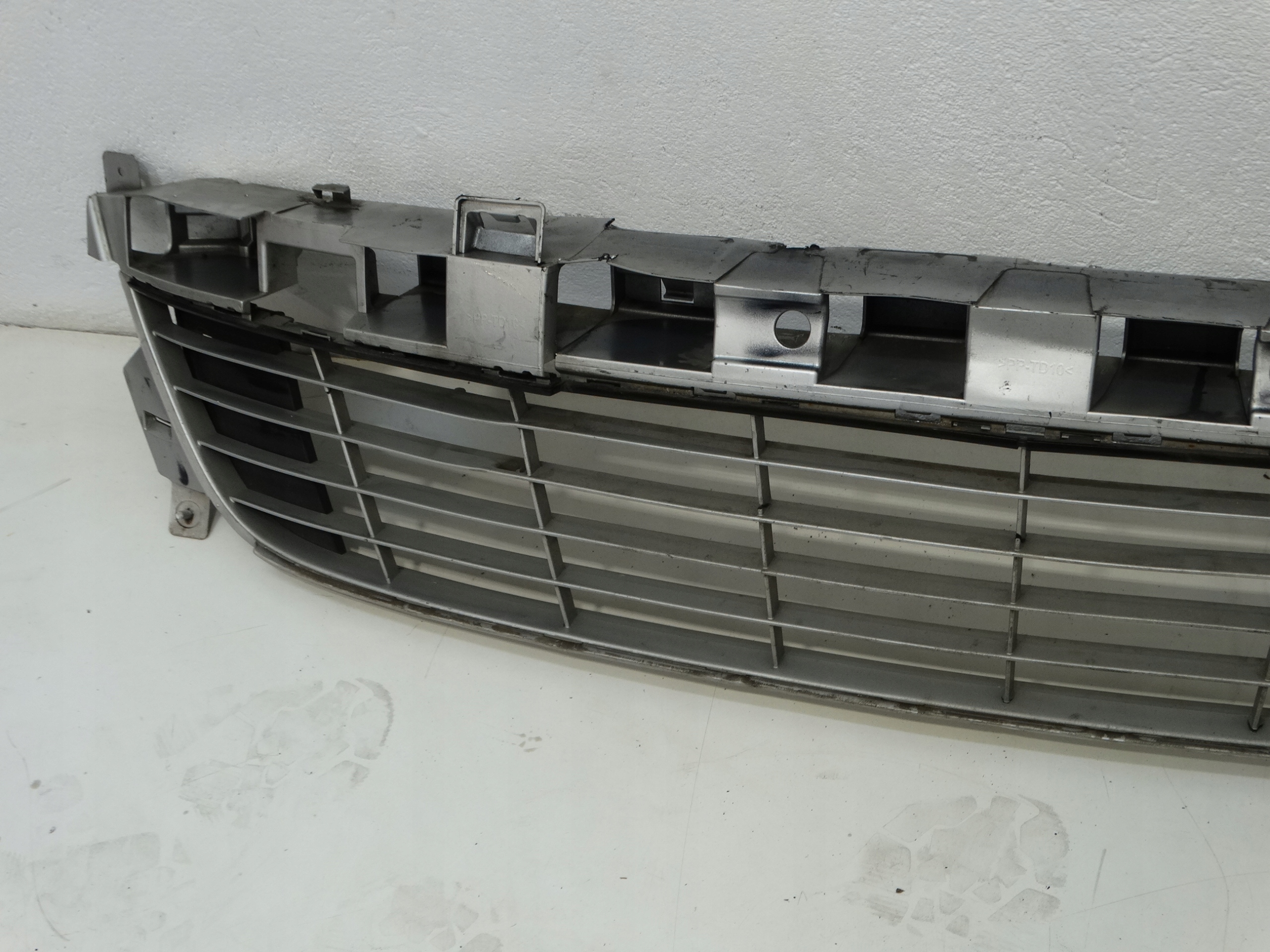 grid of a bumper central front RENAULT SCENIC III 622540016R