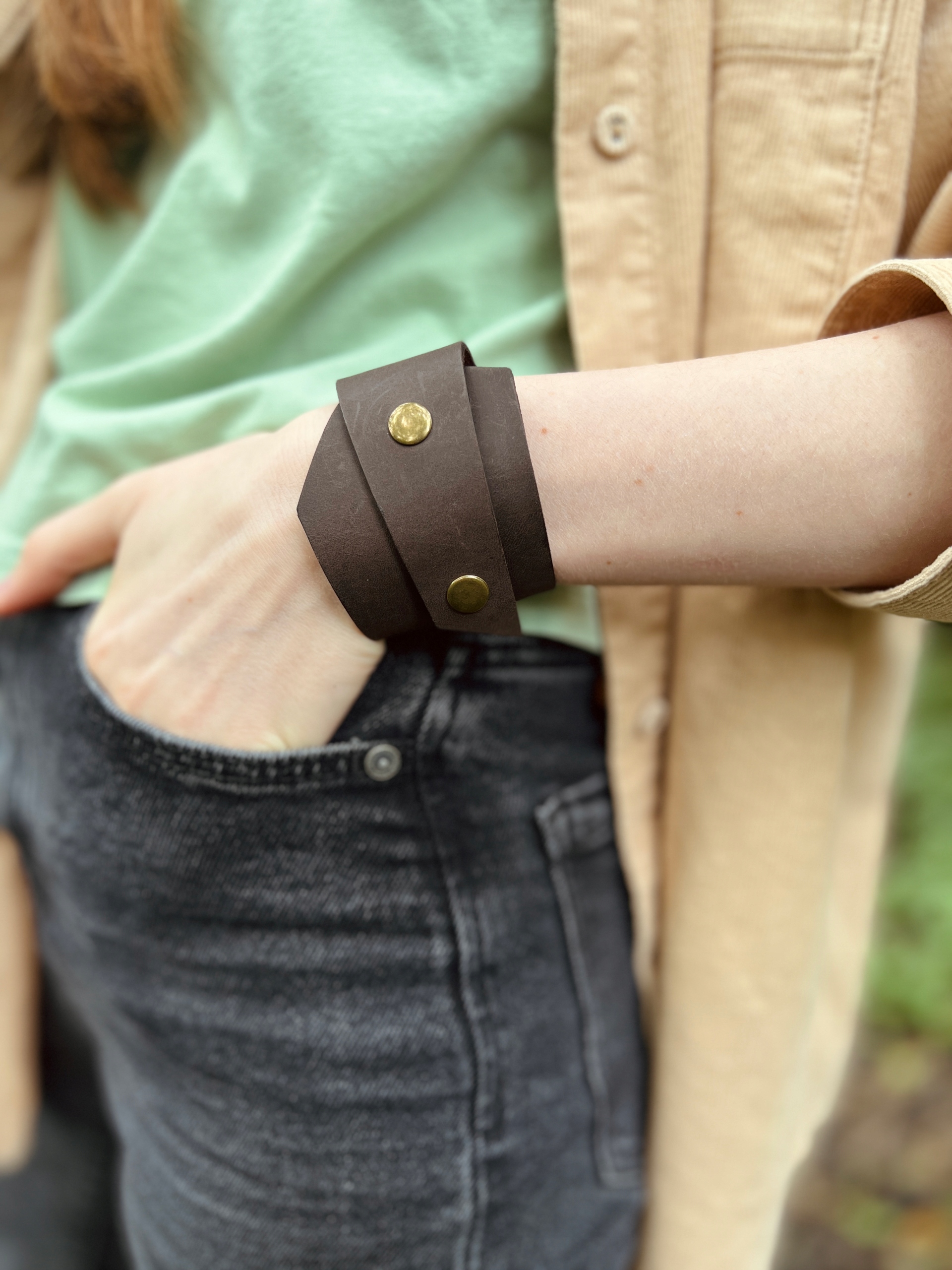 Dámský kožený náramek ručně vyráběný