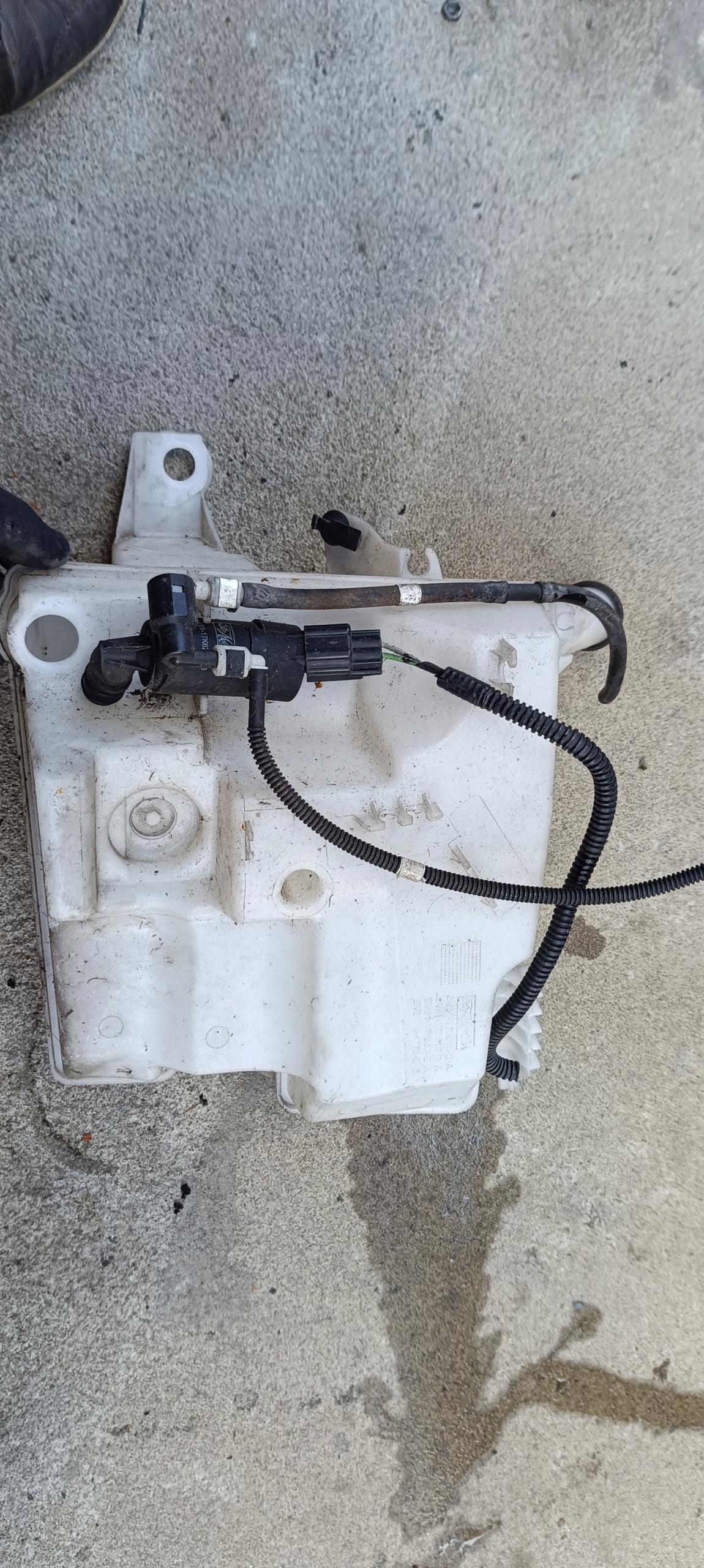 washer fluid tank FORD FOCUS MK3 BV61-17B613-CA