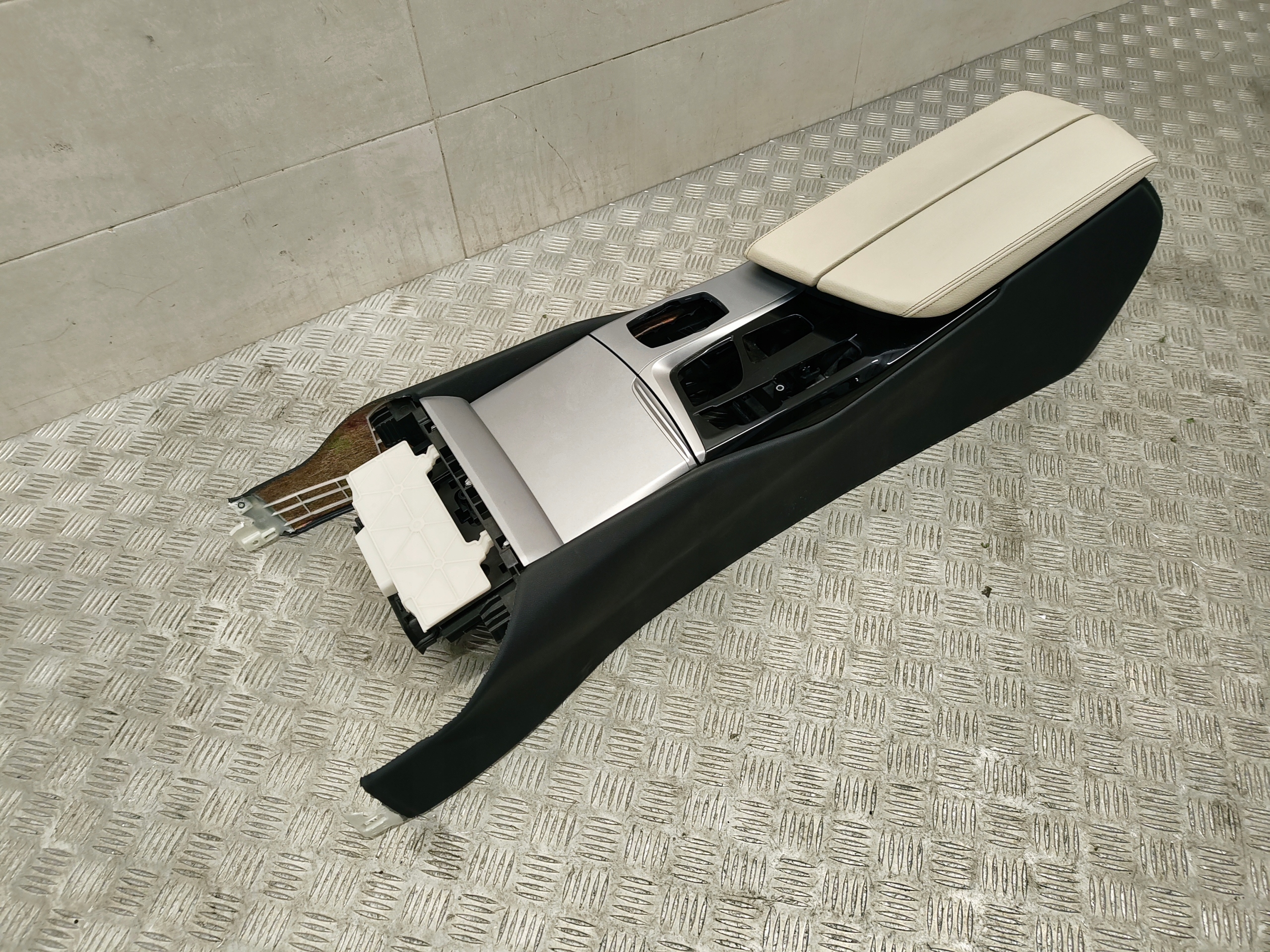 BMW 5 G30 TUNEL central armrest ELFENBEINWEISS