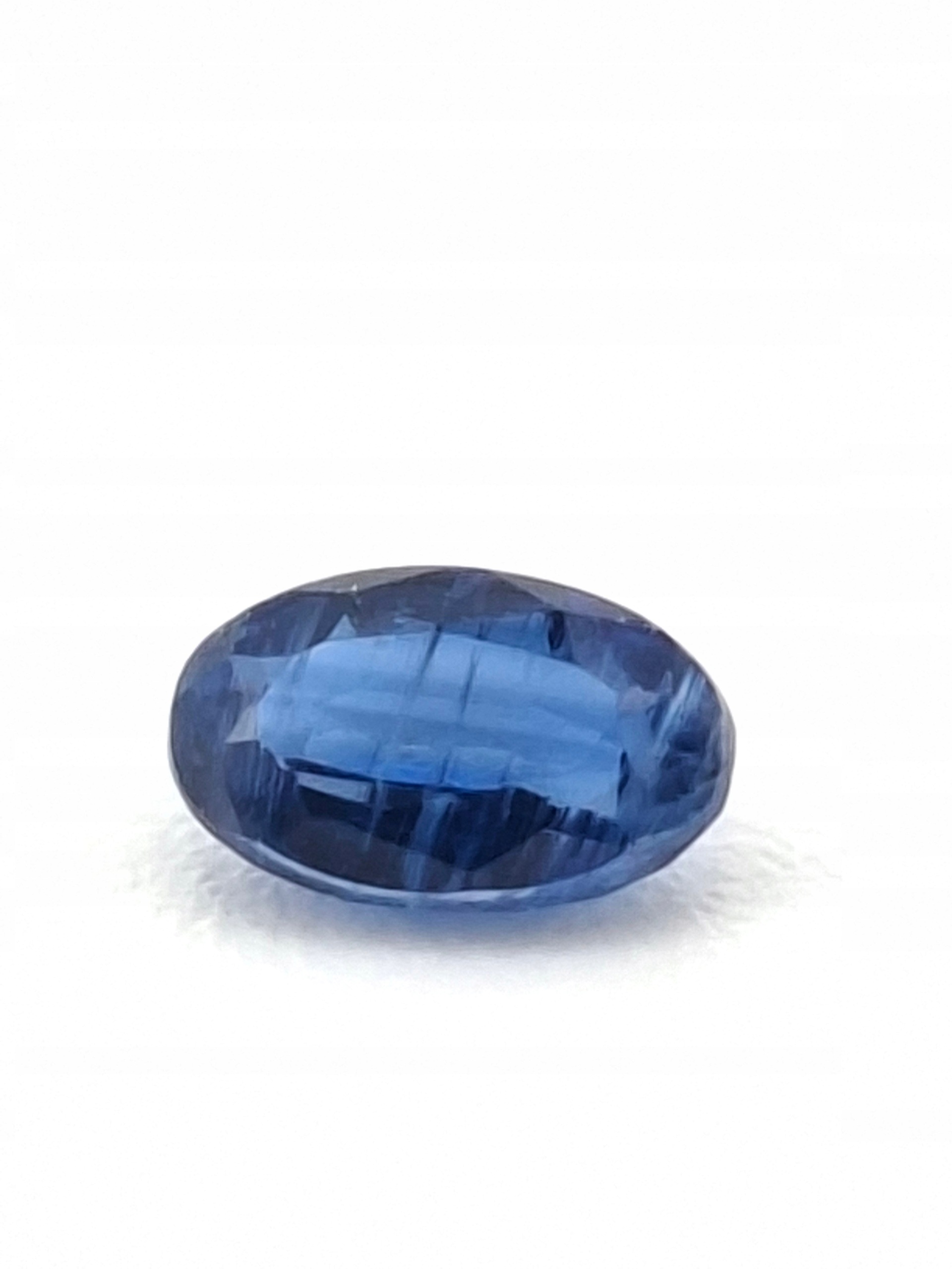 Přírodní safír ovál 6 x 8 mm