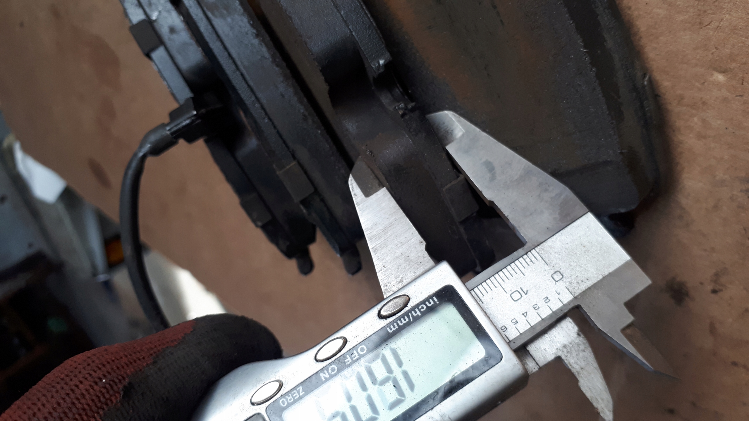 A7 4G plotýnky záď BOSCH 3.0 TDI A6 C7 A4 B8 A5