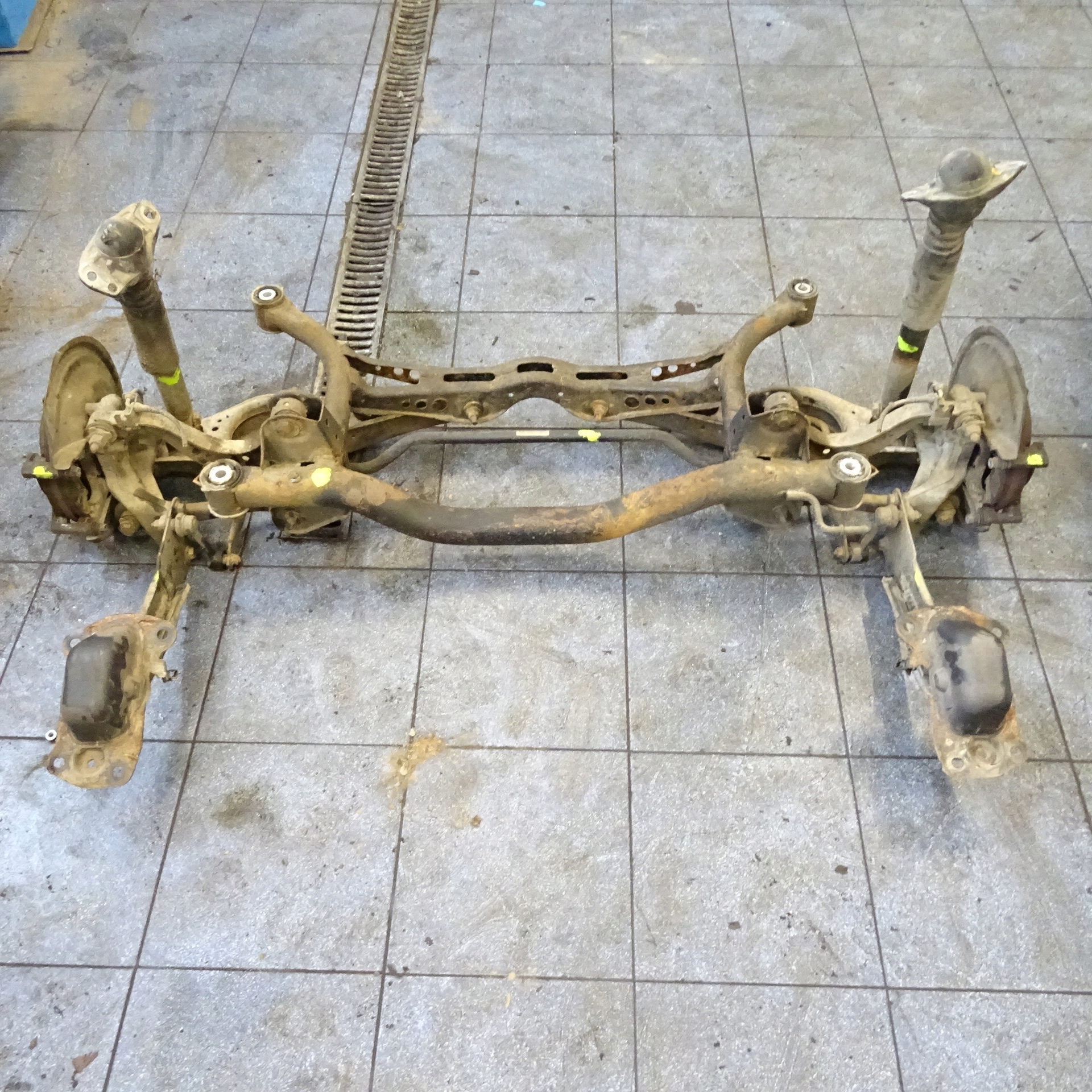 VW PASSAT B6 1.9TDI SEDAN OŚ TYLNA BELKA