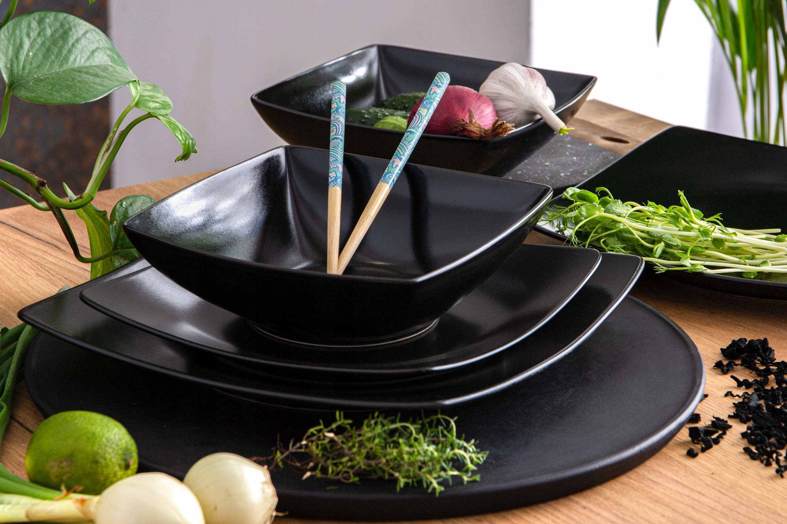 SERWIS OBIADOWY NA 12 OSÓB 36 EL. CZARNY MAT EPIRI Marka Konsimo