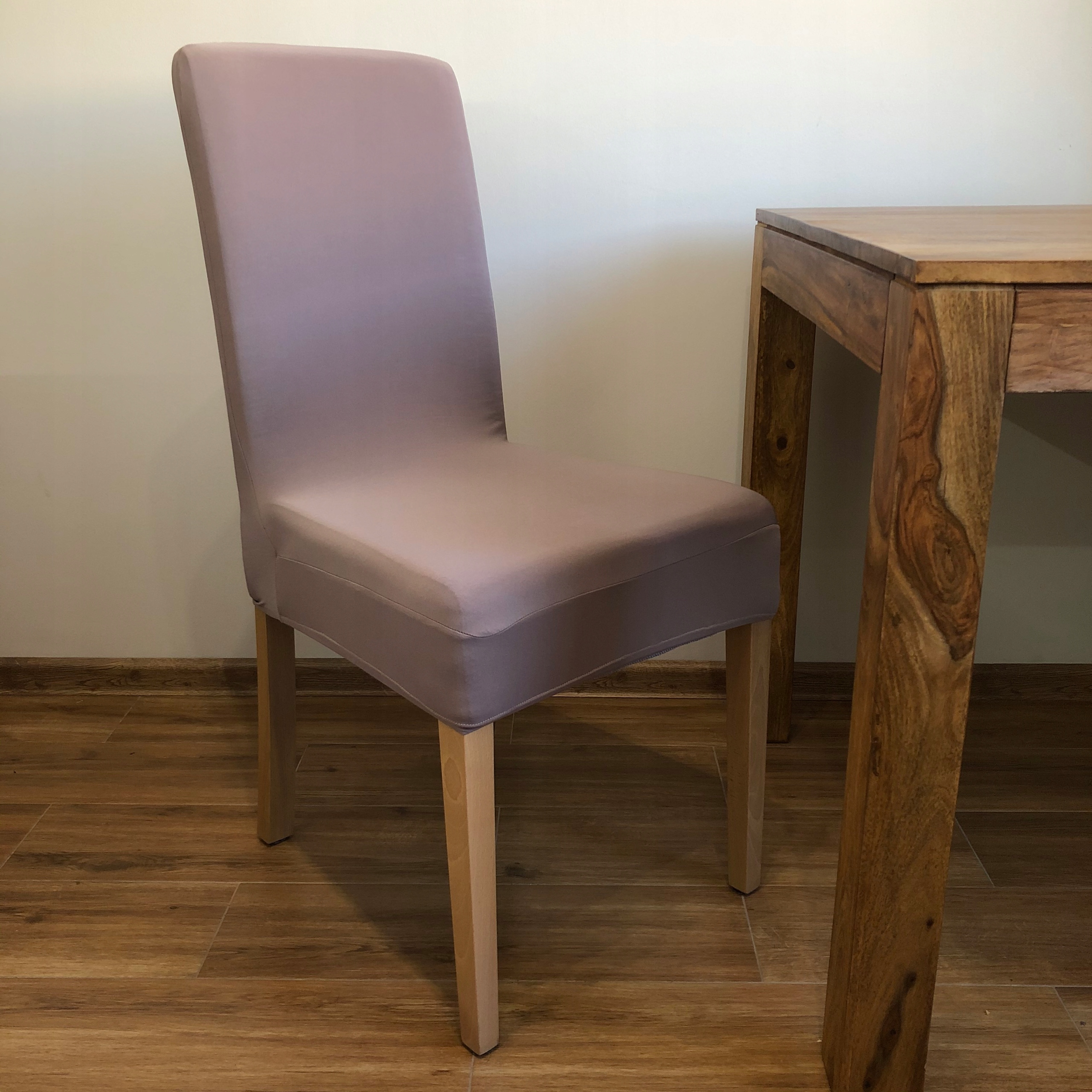 Pokrowiec elastyczny na krzesło - cappuccino Kolor dominujący beże i brązy