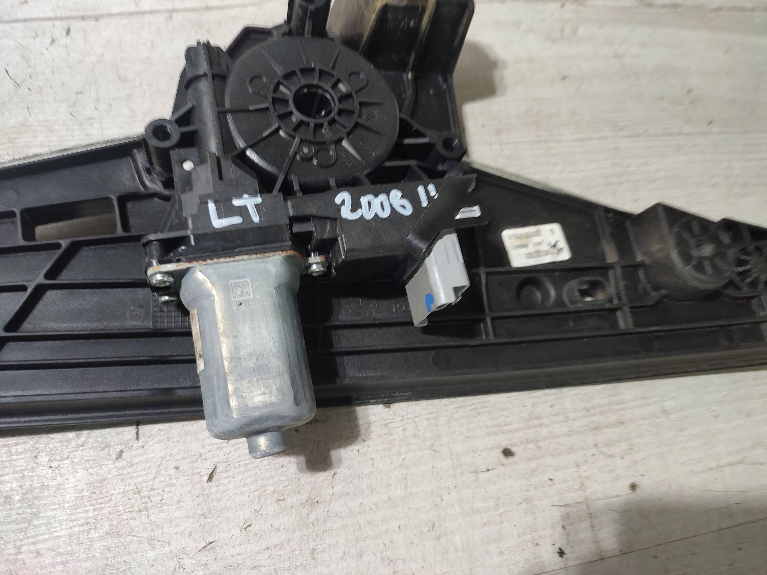 Peugeot 2008 II 2020 rear part side left window regulator door tylnych